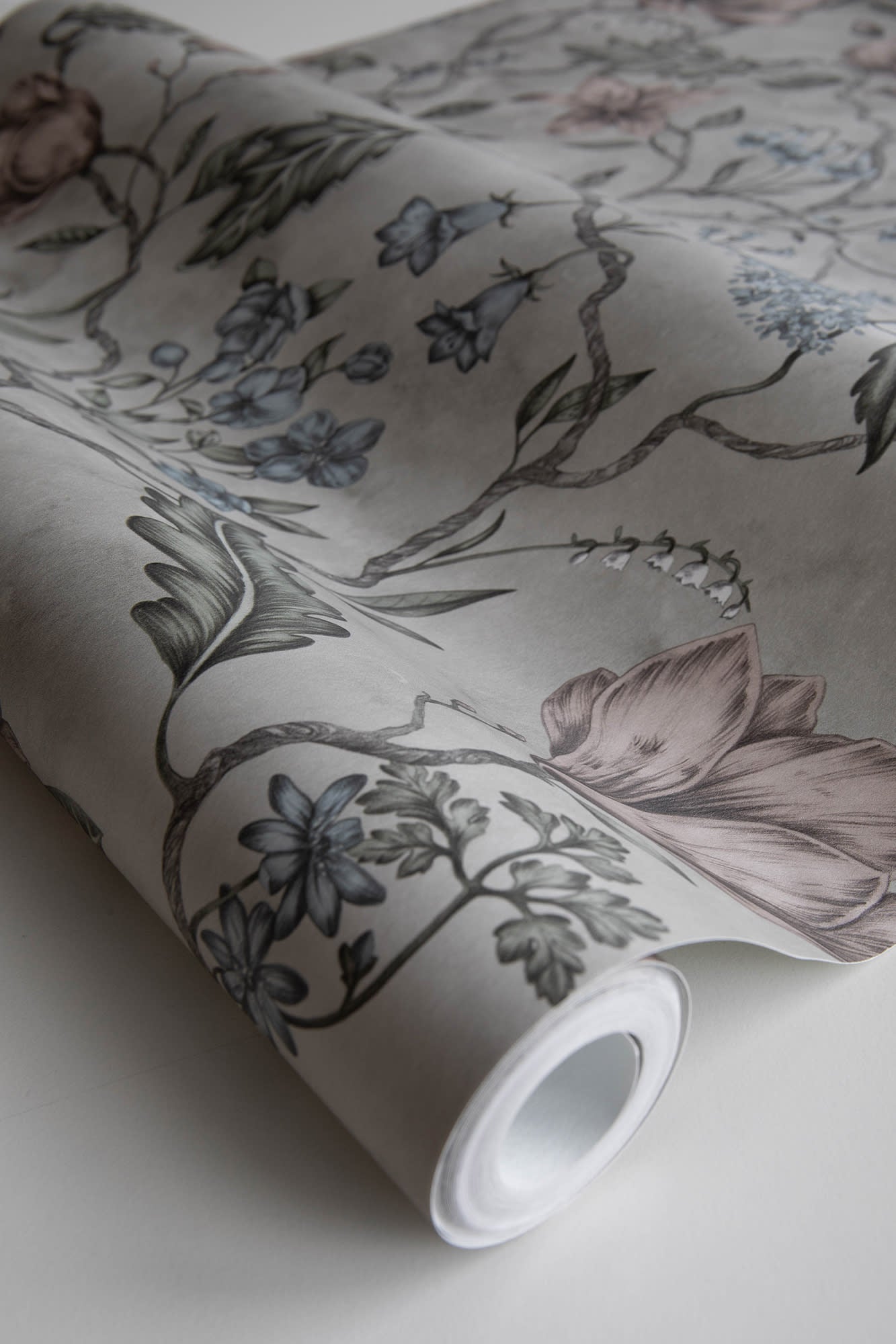 Linda wallpaper by Sandberg in Clay, close detail of the print