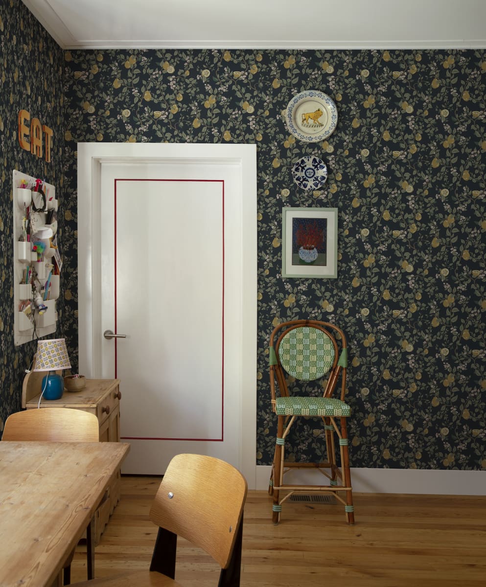 Kvitten wallpaper by Sandberg in a room setting