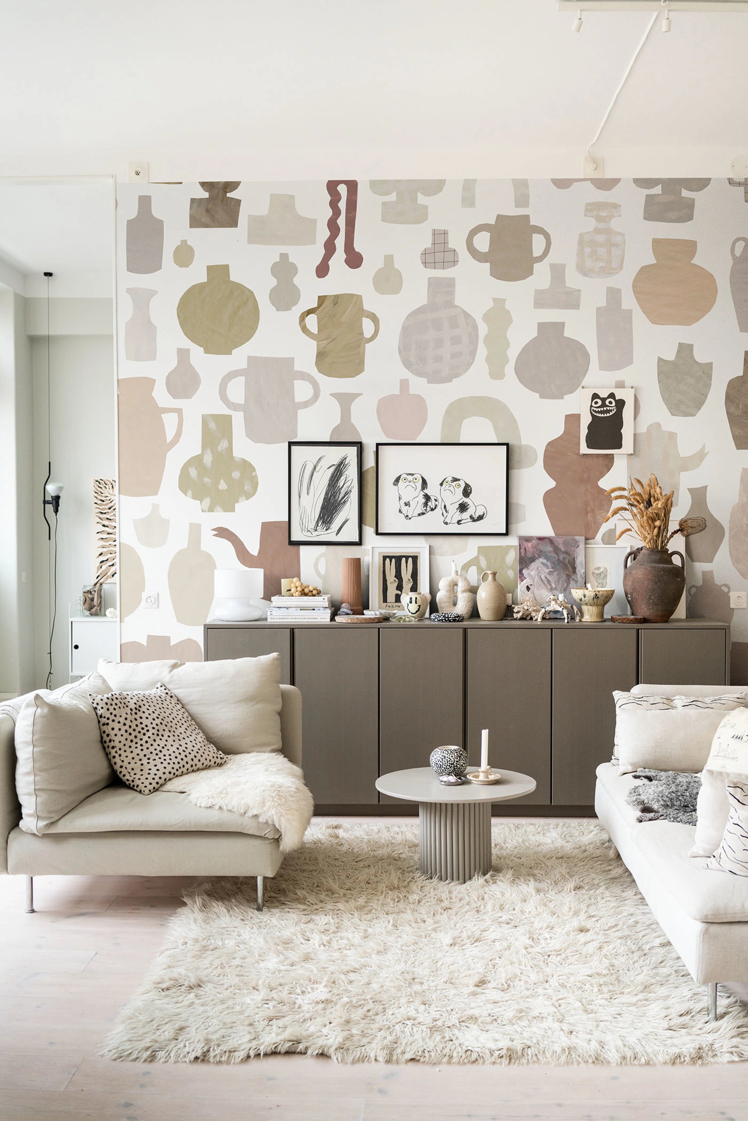 Emilia Ilke wallpaper by Sandberg – abstract design, Pastel – styled in a room setting, view 4