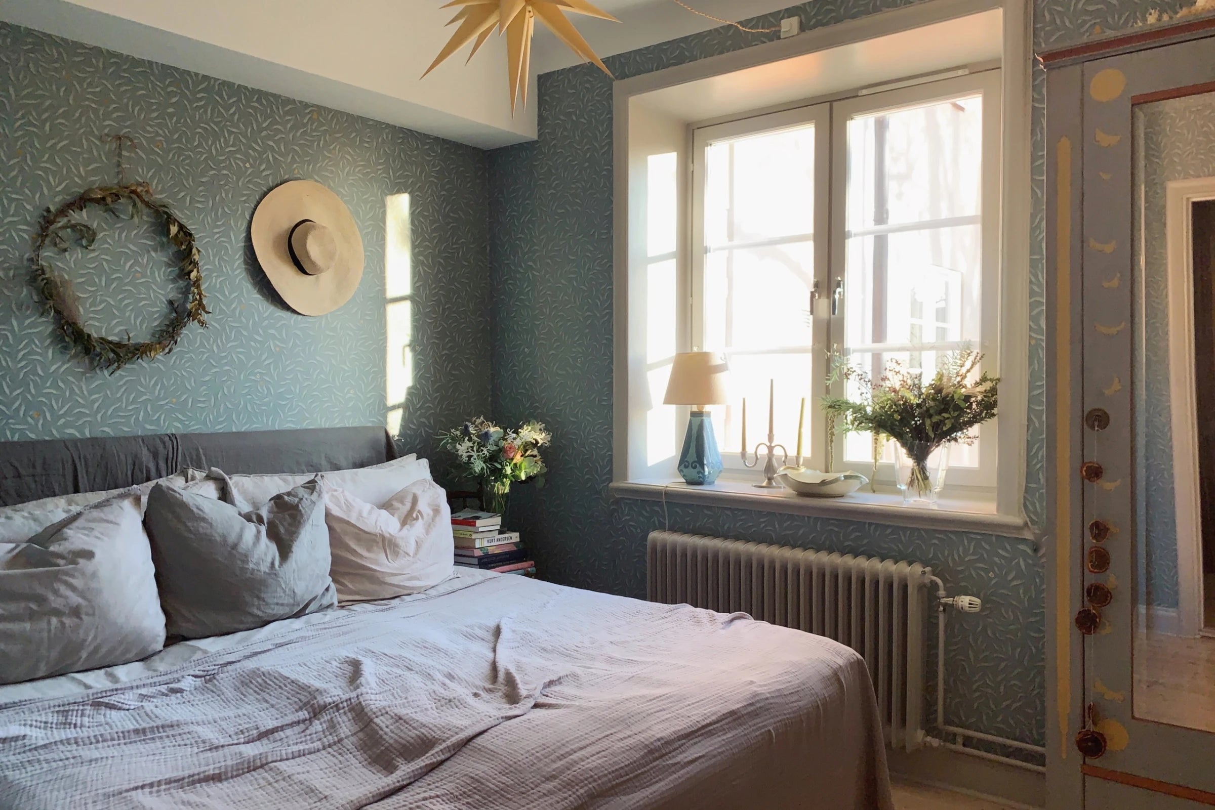 Sofia Wood wallpaper by Sandberg – textured & grasscloth design, Teal – Skye