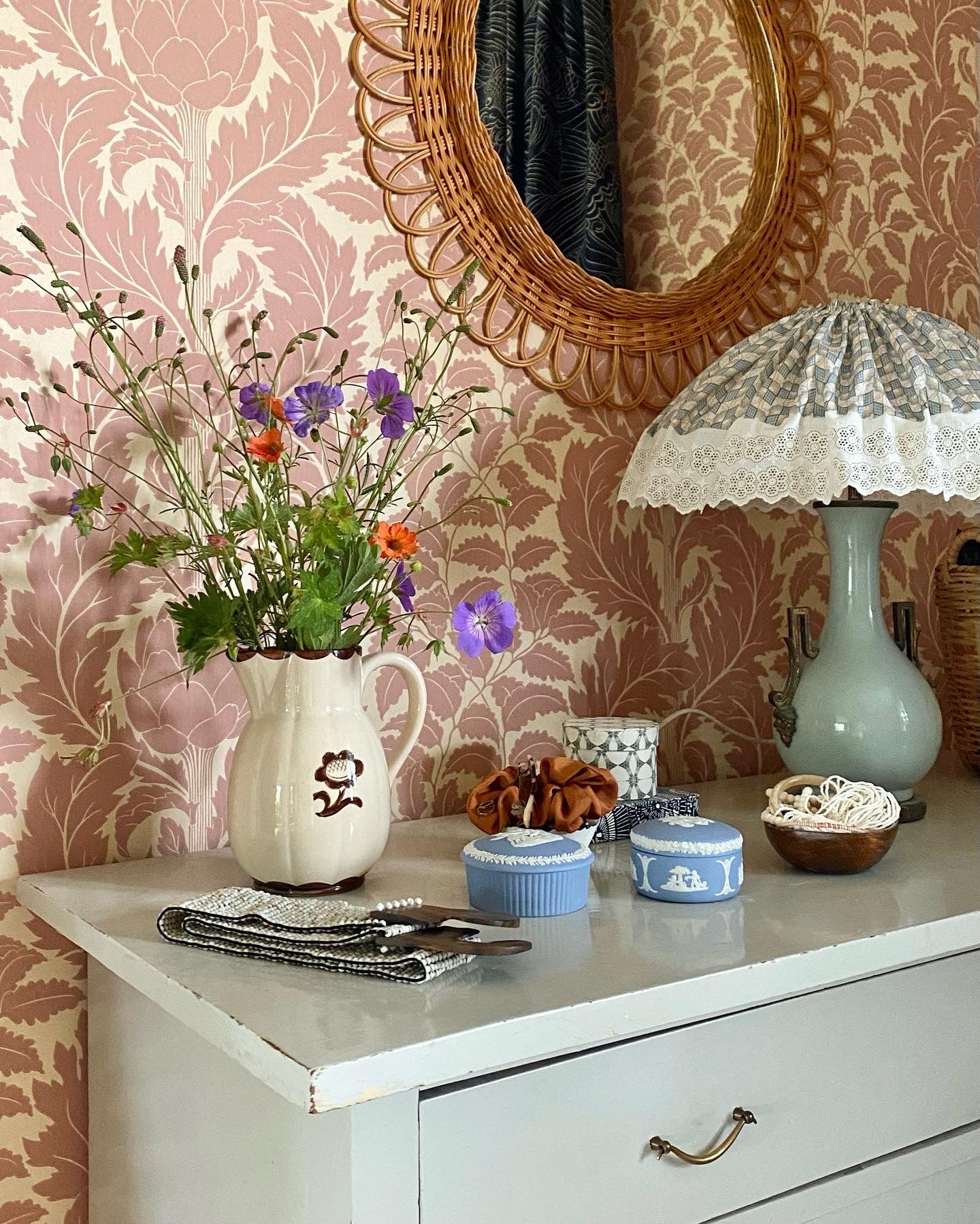 Artichoke wallpaper by Langelid/von Bromssen - botanical design in Pink