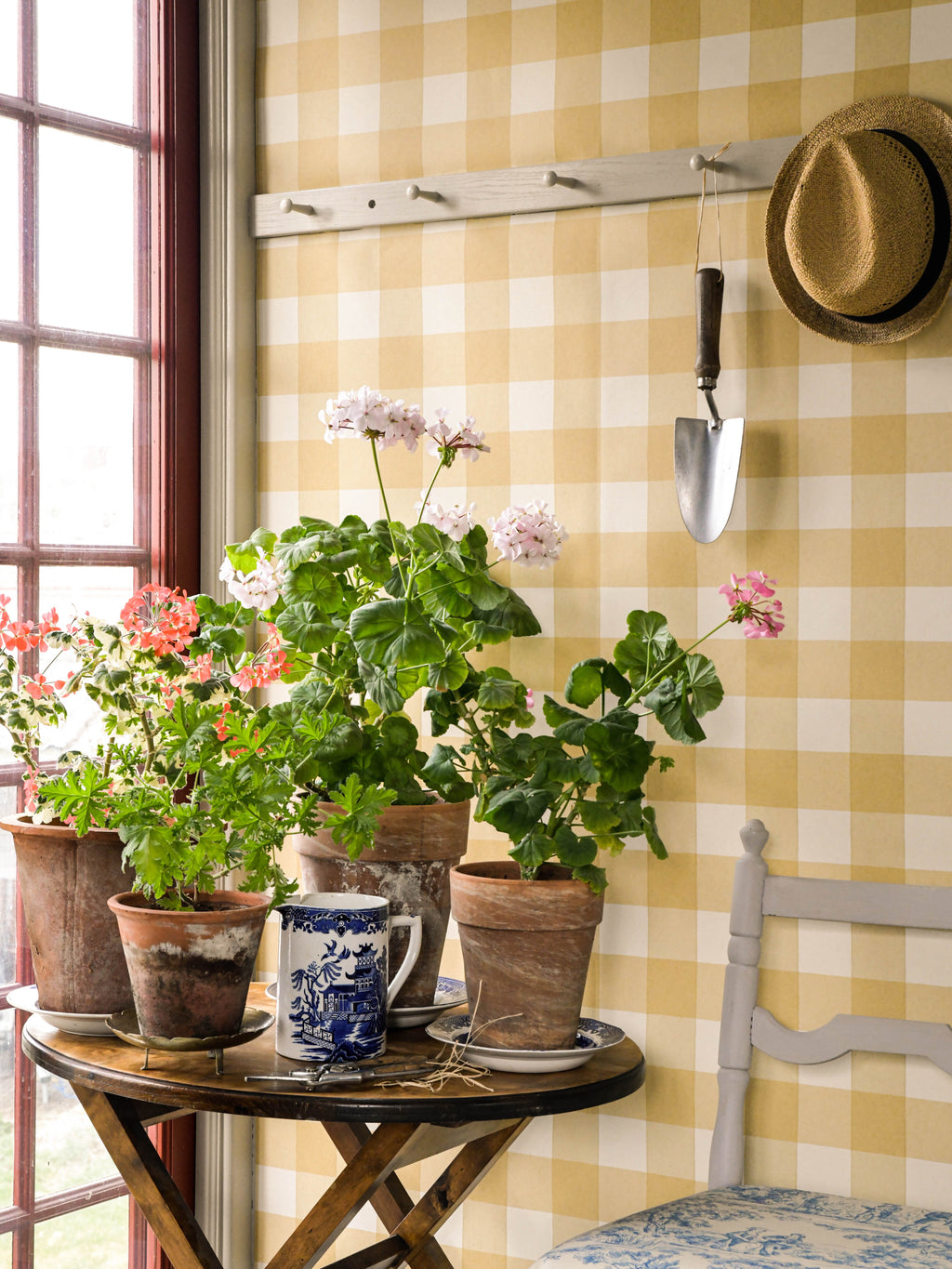 Picnic wallpaper by Langelid/von Bromssen - geometric design in Yellow – Sun