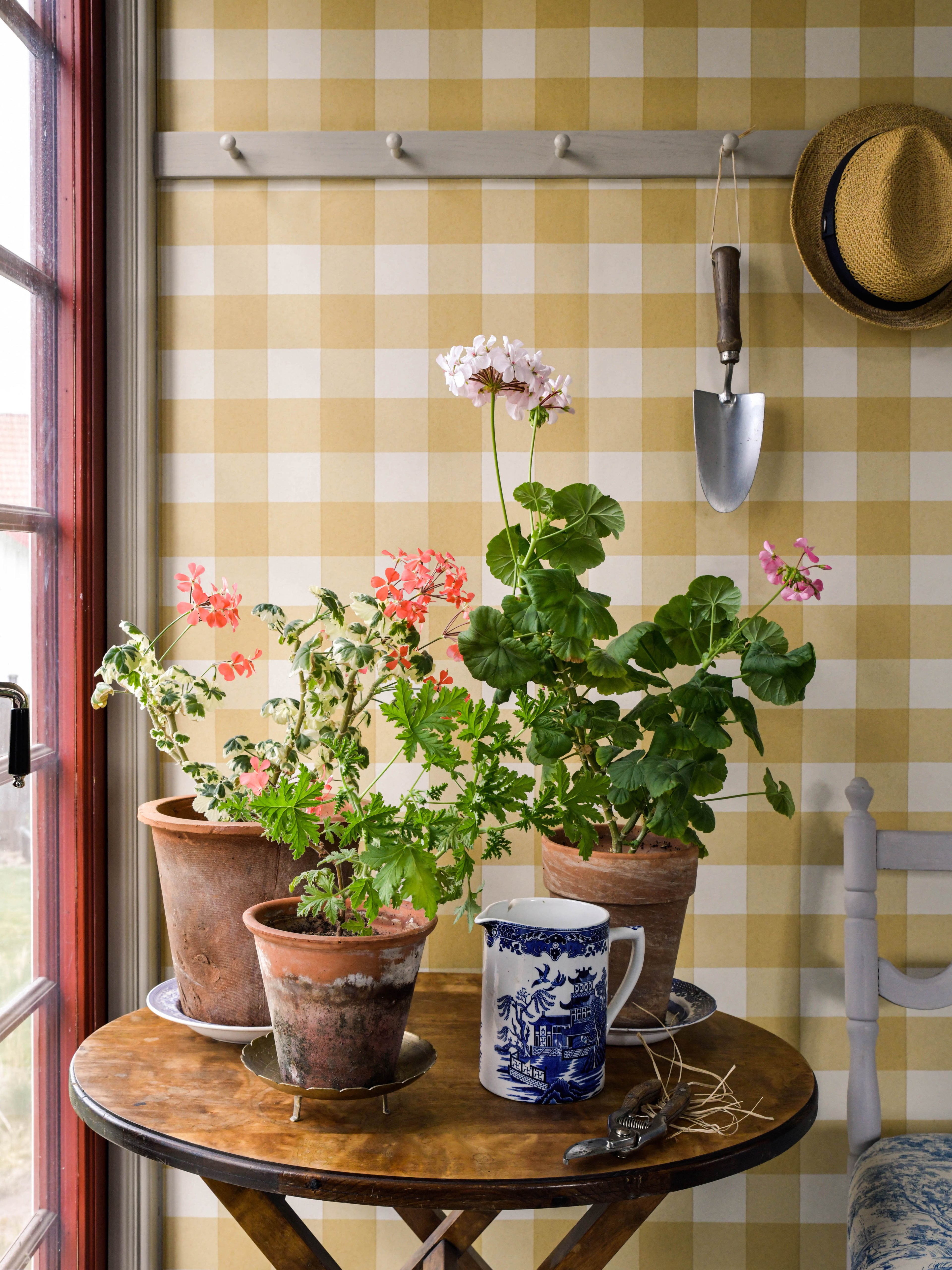 Picnic wallpaper by Langelid/von Bromssen - geometric design in Yellow – Sun