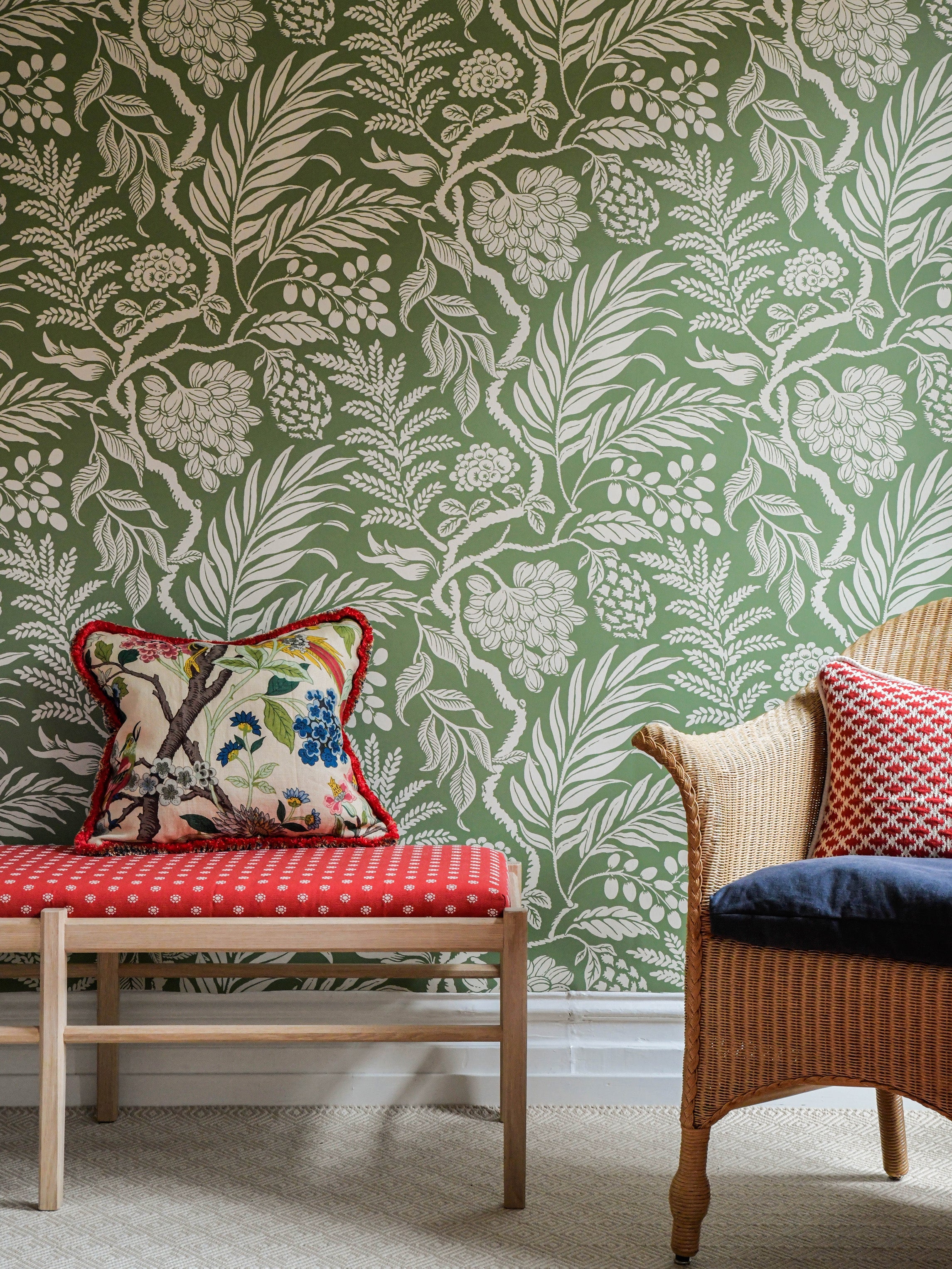 Cornucopia wallpaper by Langelid/von Bromssen - floral design in Green – Verde