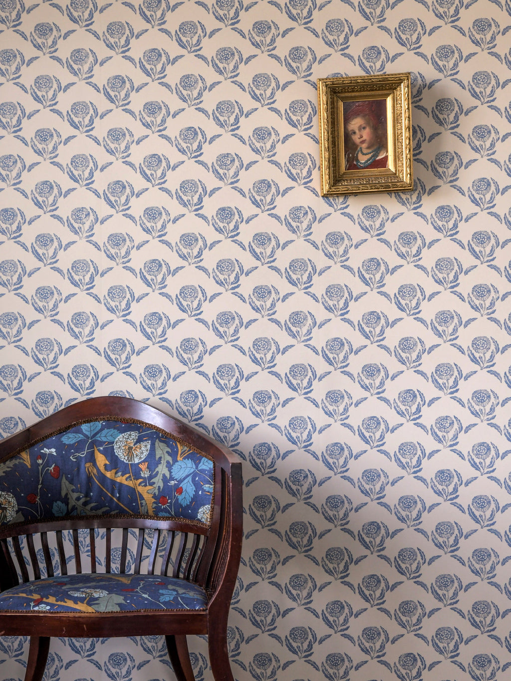 Daisy wallpaper by Langelid/von Bromssen - floral design in Blue