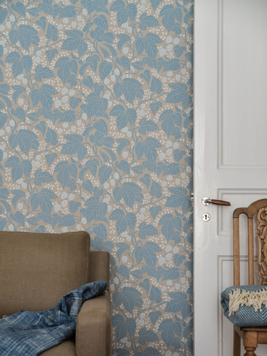 Hops and Glory wallpaper by Langelid/von Bromssen - botanical design in Blue