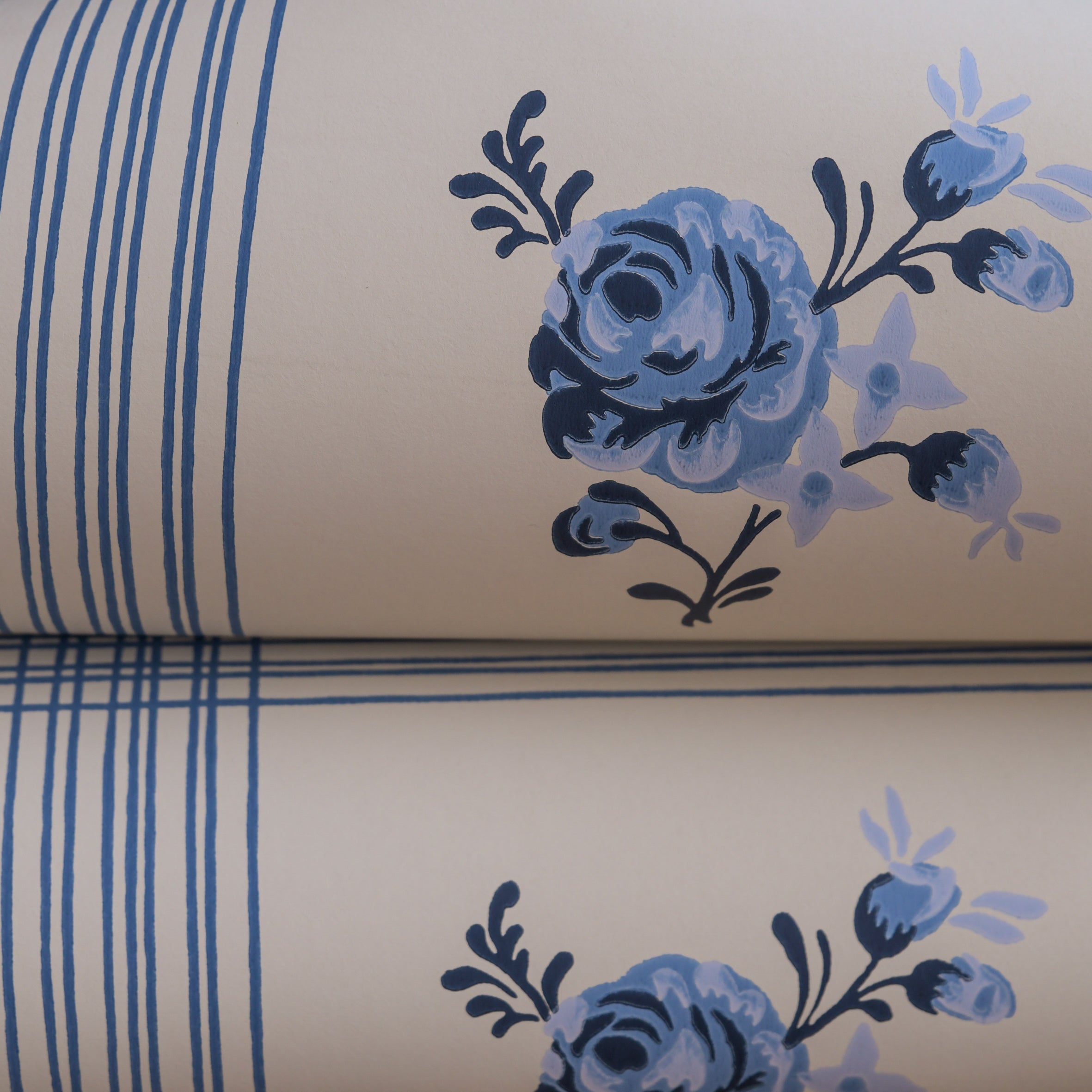 Rose wallpaper by Langelid/von Bromssen - floral design in Cream