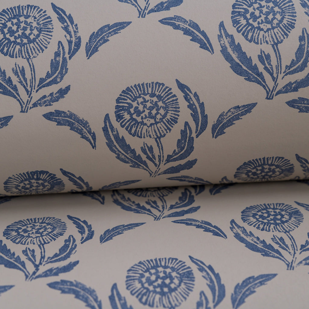 Daisy wallpaper by Langelid/von Bromssen - floral design in Blue