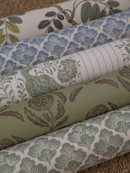 Daisy wallpaper by Langelid/von Bromssen - floral design in Green