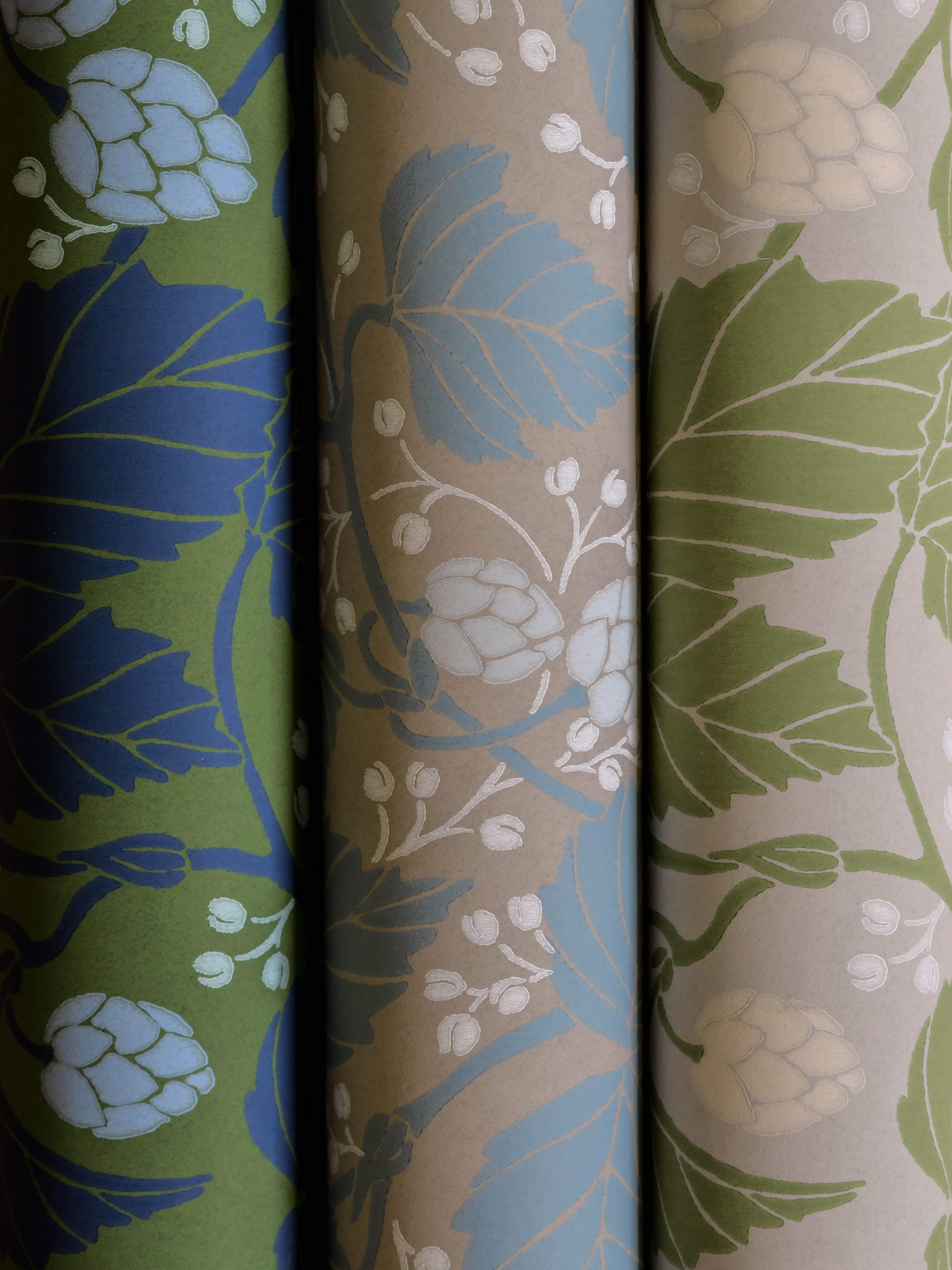 Hops and Glory wallpaper by Langelid/von Bromssen - botanical design in Green – Leaf