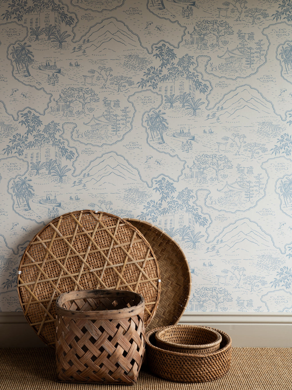 Voyage 1929 wallpaper by Långelid/von Brömssen in Blue – coastal design, with woven baskets and a rattan tray
