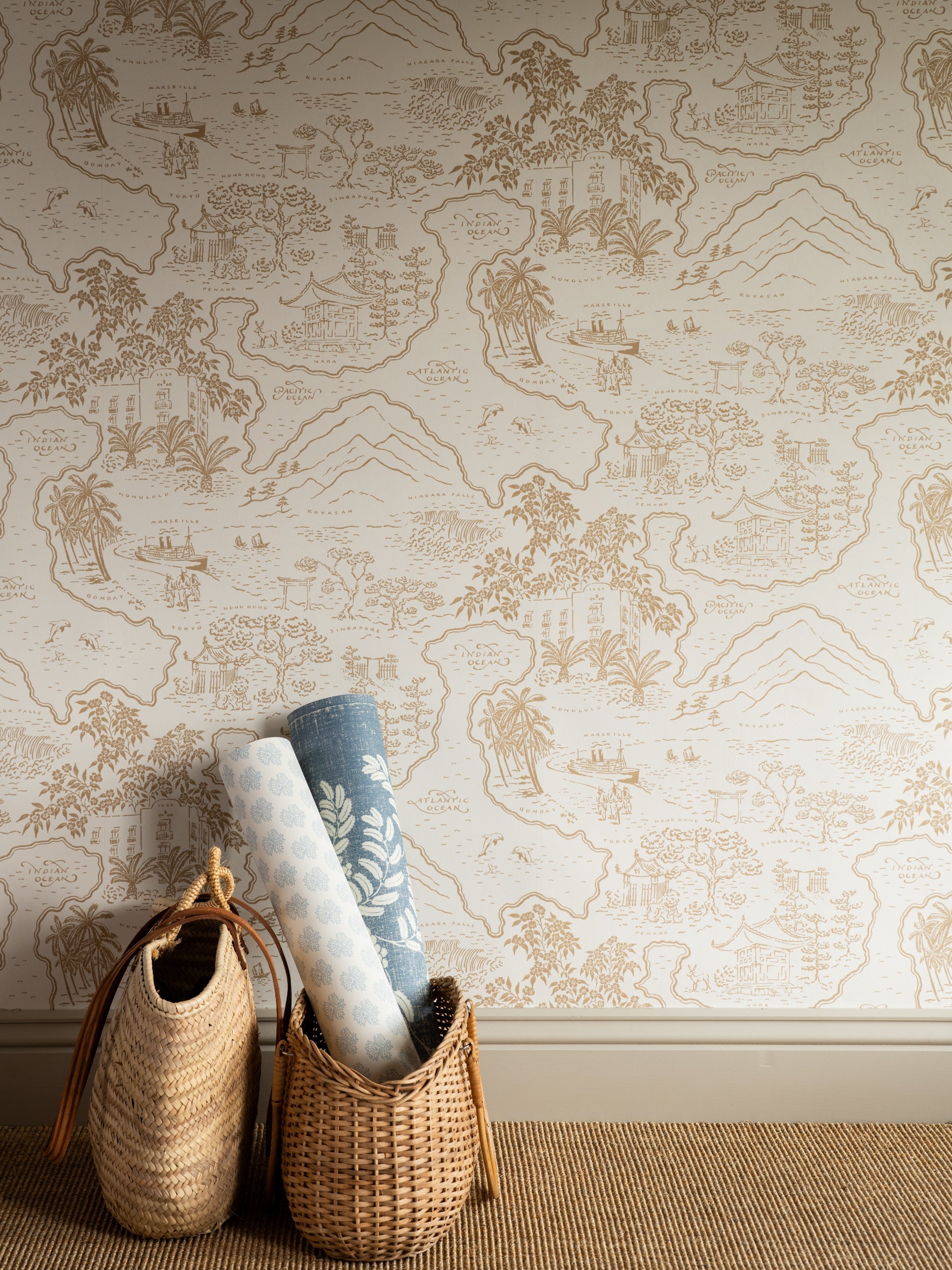 Voyage 1929 wallpaper by Långelid/von Brömssen in Orange – coastal design, with woven baskets and rolled wallpaper