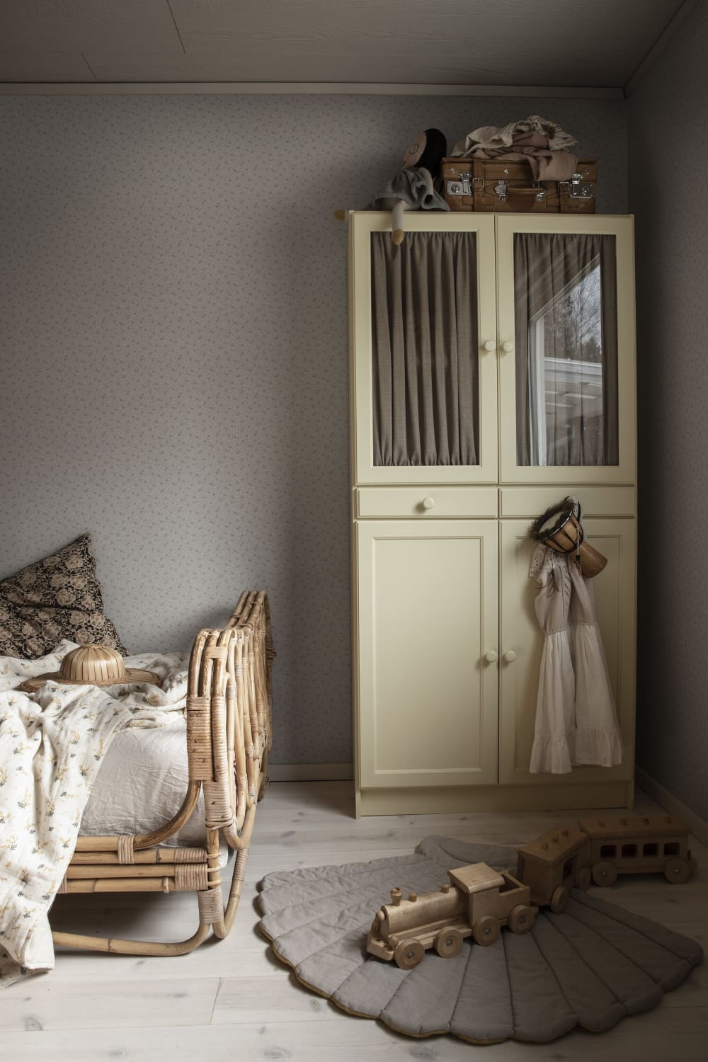 Stella wallpaper by Sandberg in a room setting