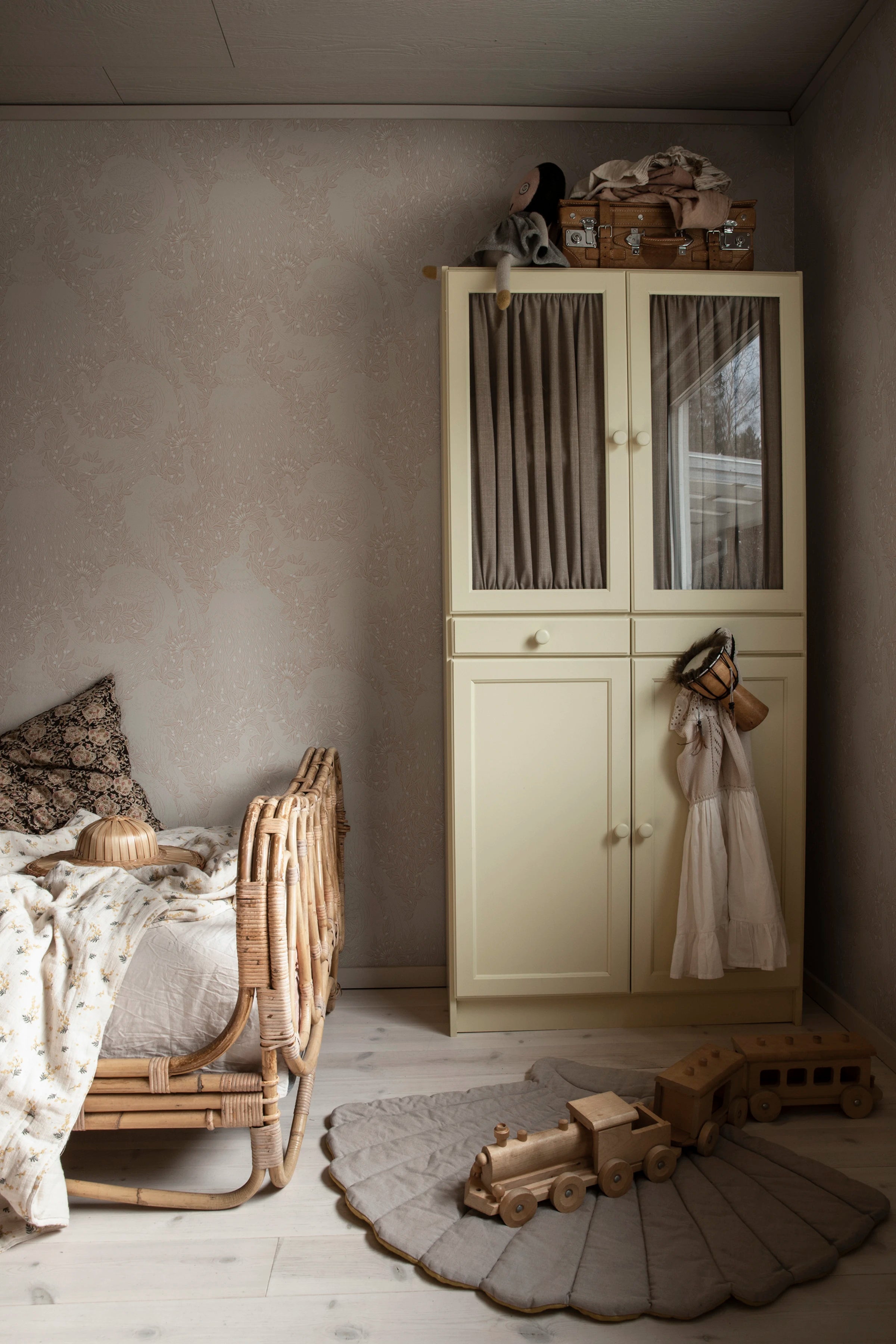 Evelina wallpaper by Sandberg – Pink – Blush colourway, styled on an interior wall