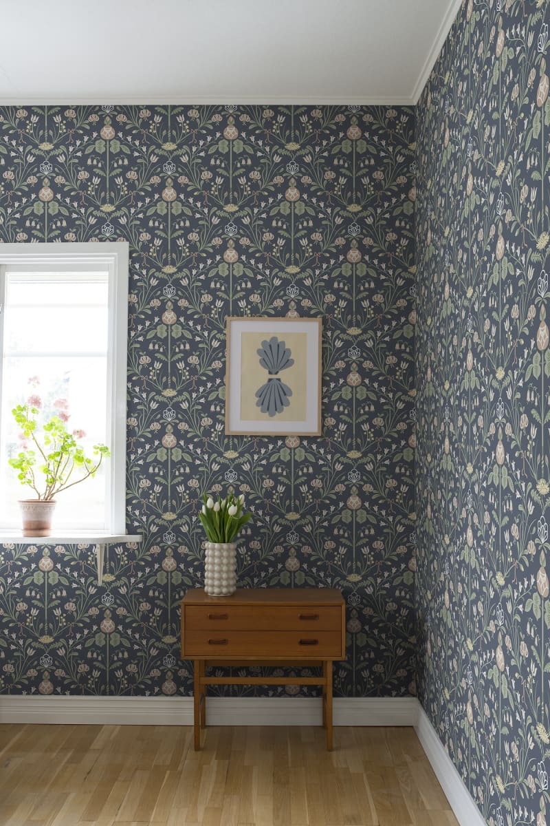 Till Carl wallpaper by Sandberg in a room setting