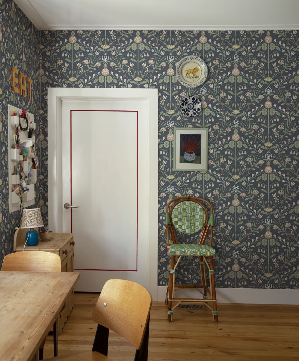Till Carl wallpaper by Sandberg in a room setting