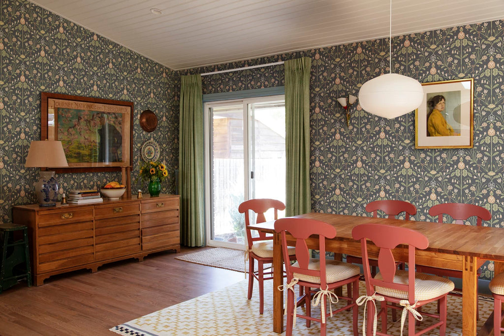 Till Carl wallpaper by Sandberg in a room setting