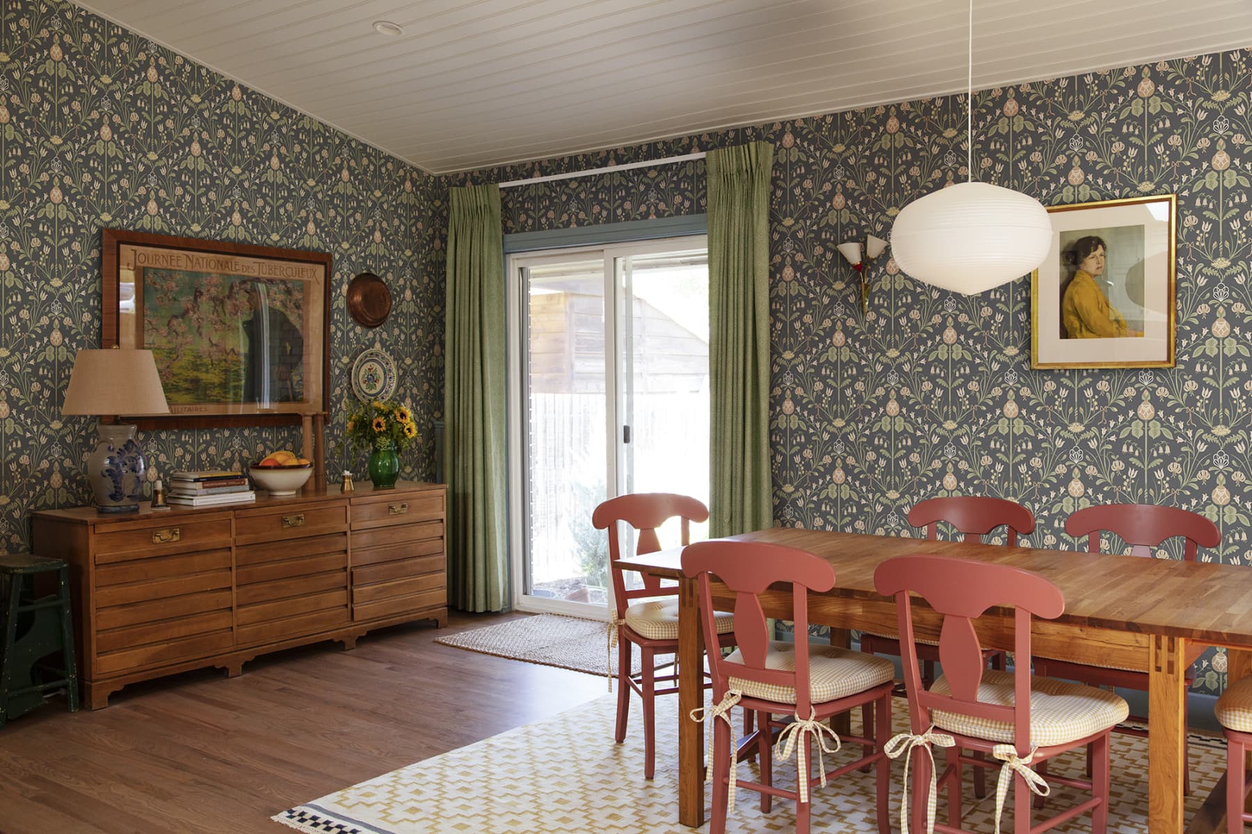 Till Carl wallpaper by Sandberg in a room setting