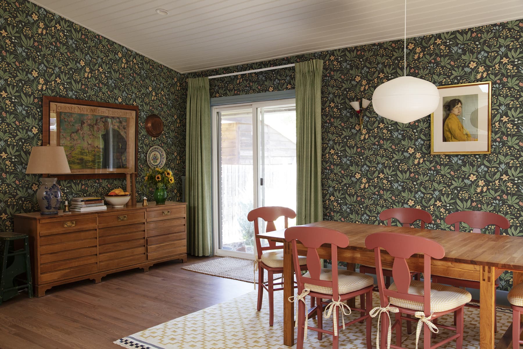 Huset i Solen wallpaper by Sandberg in a room setting
