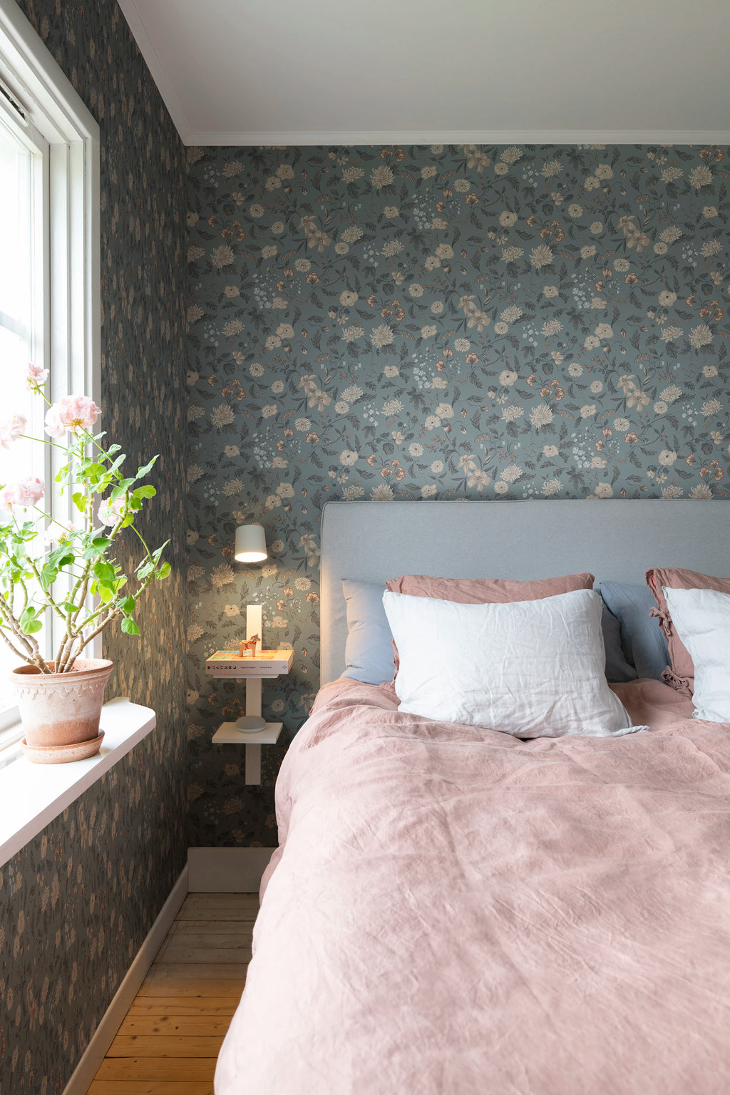Till Karin wallpaper by Sandberg – modern design, Folklore Blue, styled on an interior wall