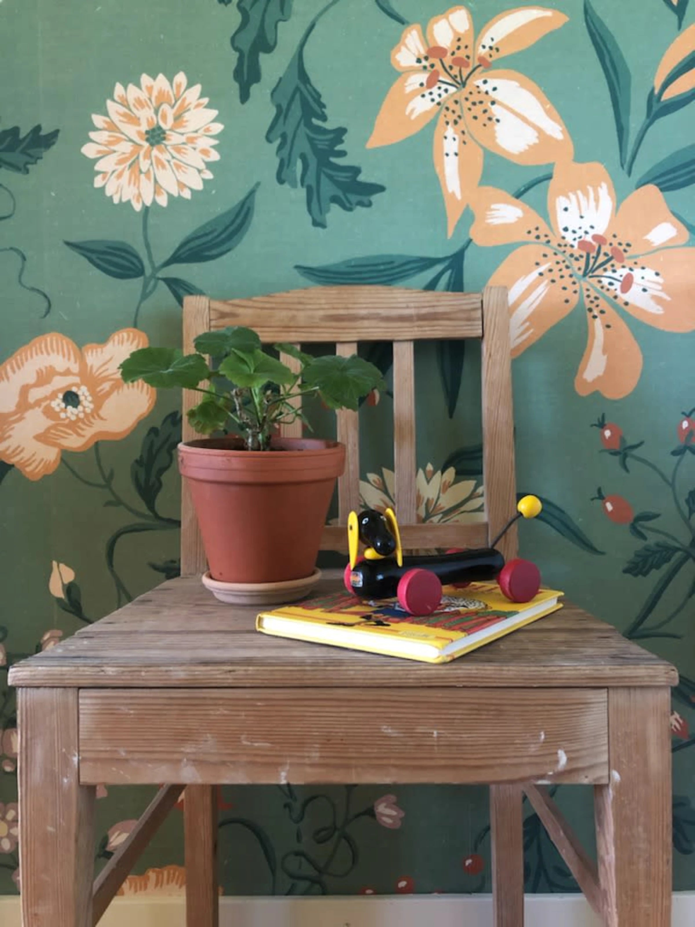 Suzanne wallpaper by Sandberg – floral design, Green – Emerald