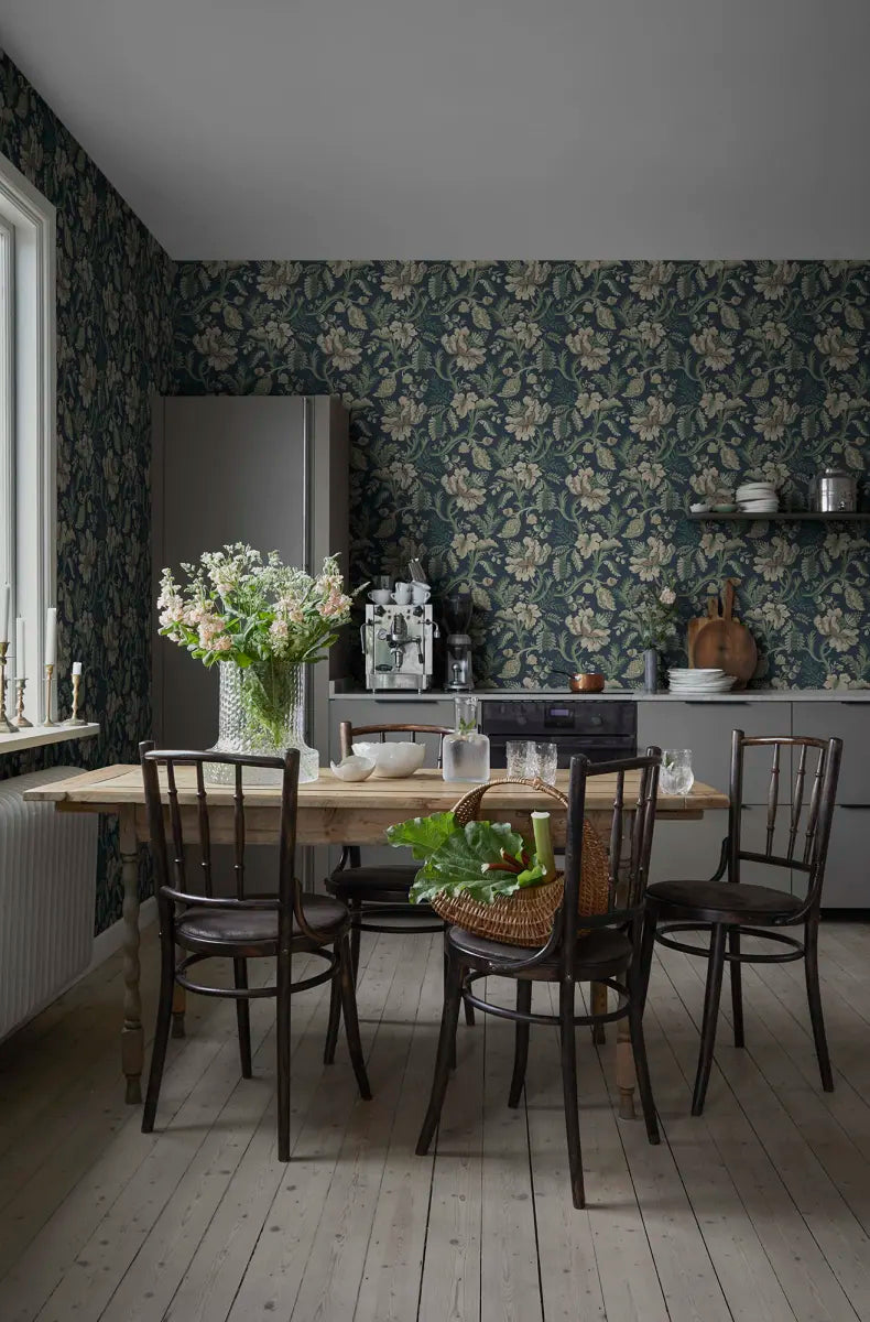 Daphne wallpaper by Sandberg in a room setting