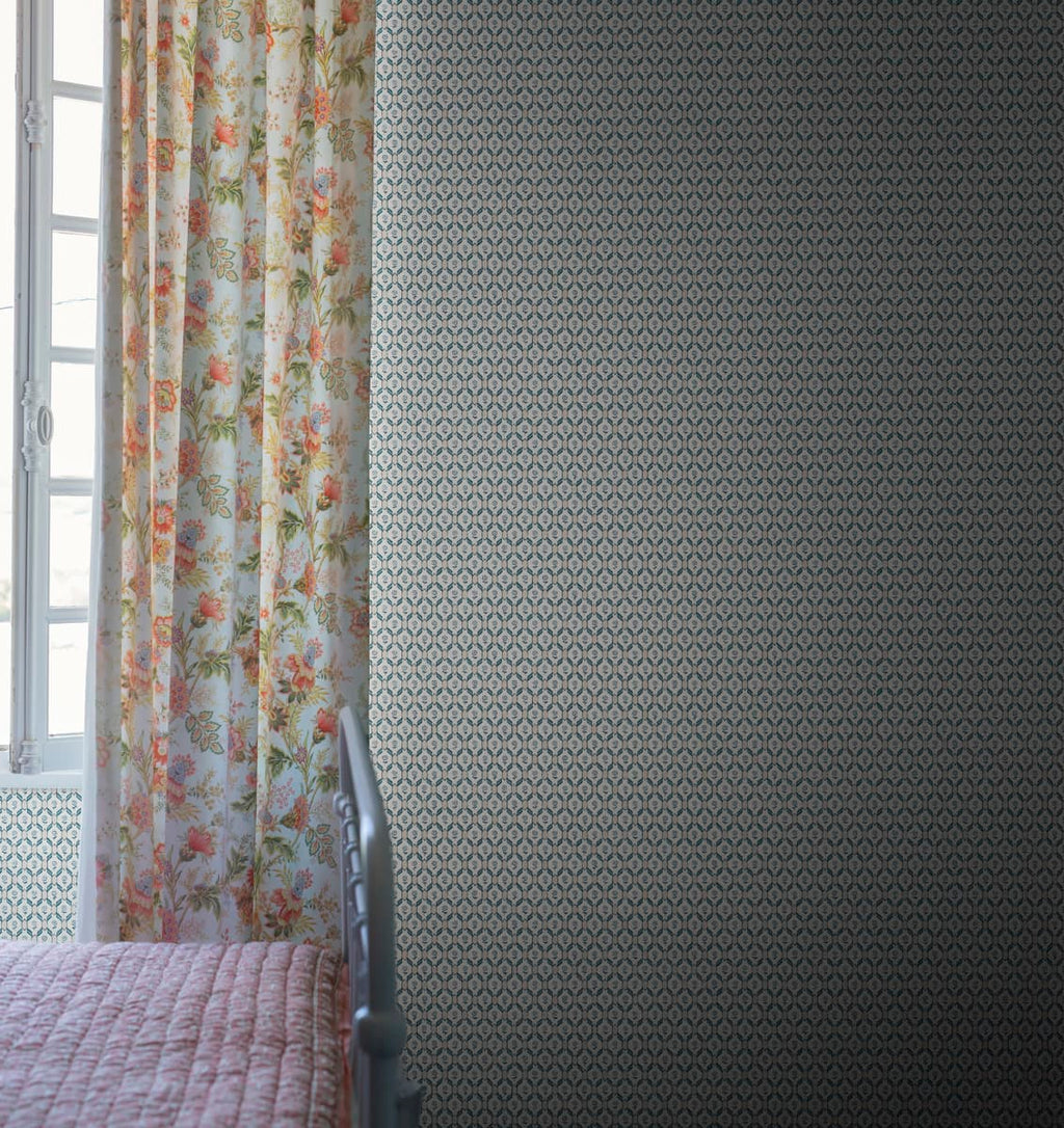 Hugo wallpaper by Sandberg in a room setting