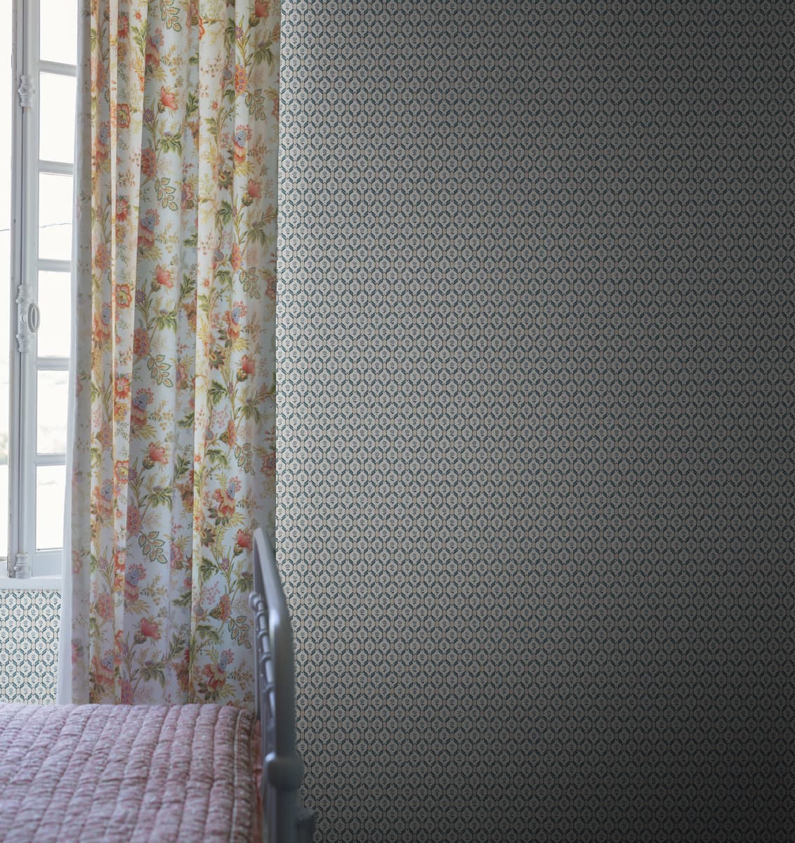Hugo wallpaper by Sandberg in a room setting