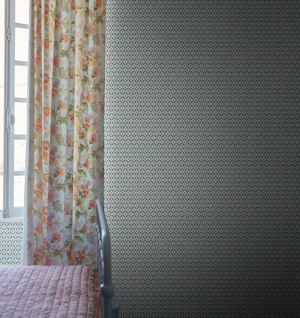 Hugo wallpaper by Sandberg in a room setting
