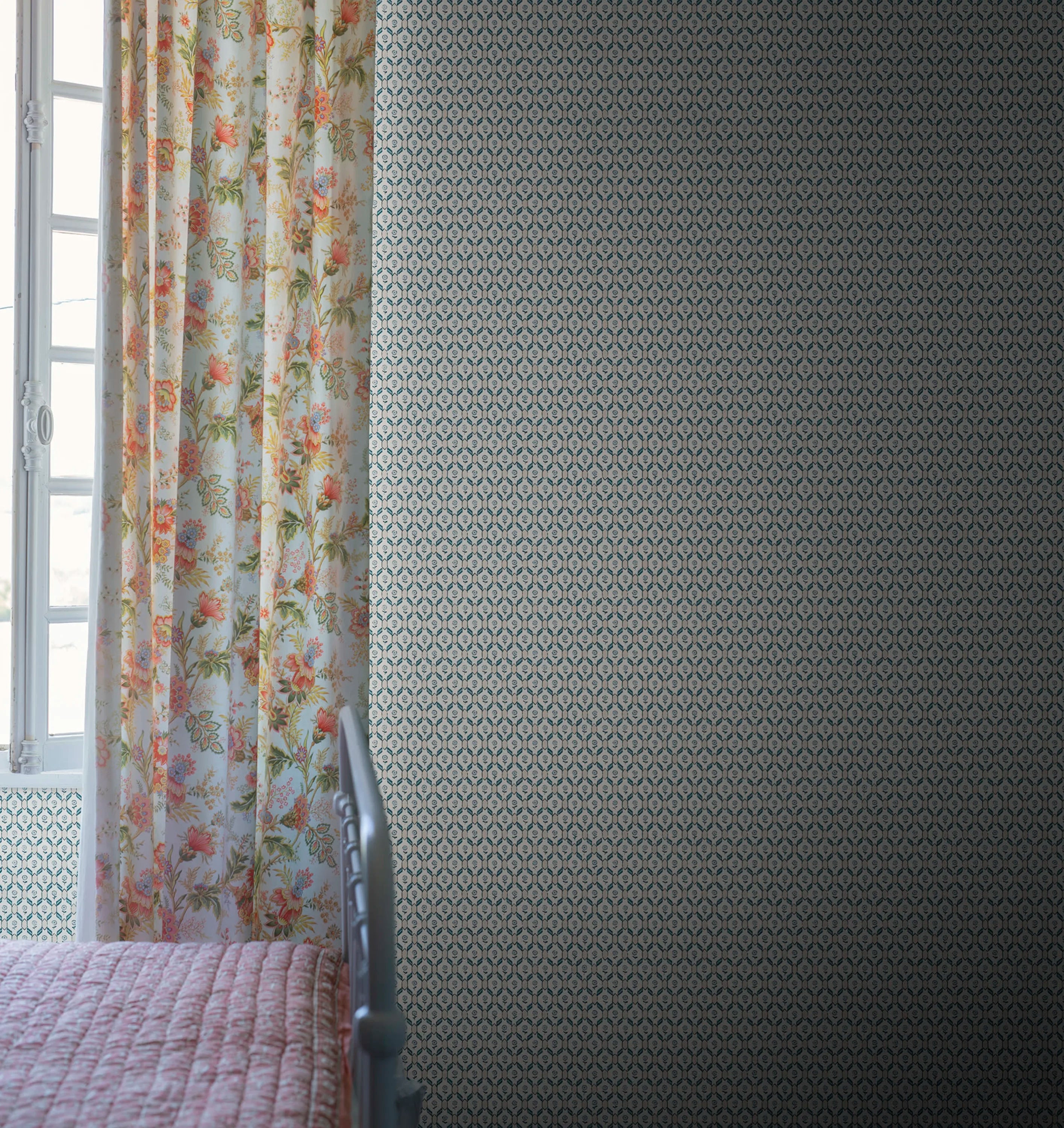 Hugo wallpaper by Sandberg in a room setting
