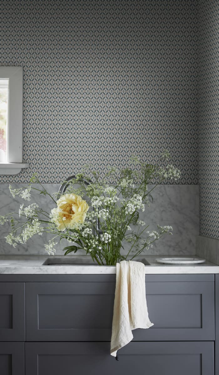 Hugo wallpaper by Sandberg in a room setting