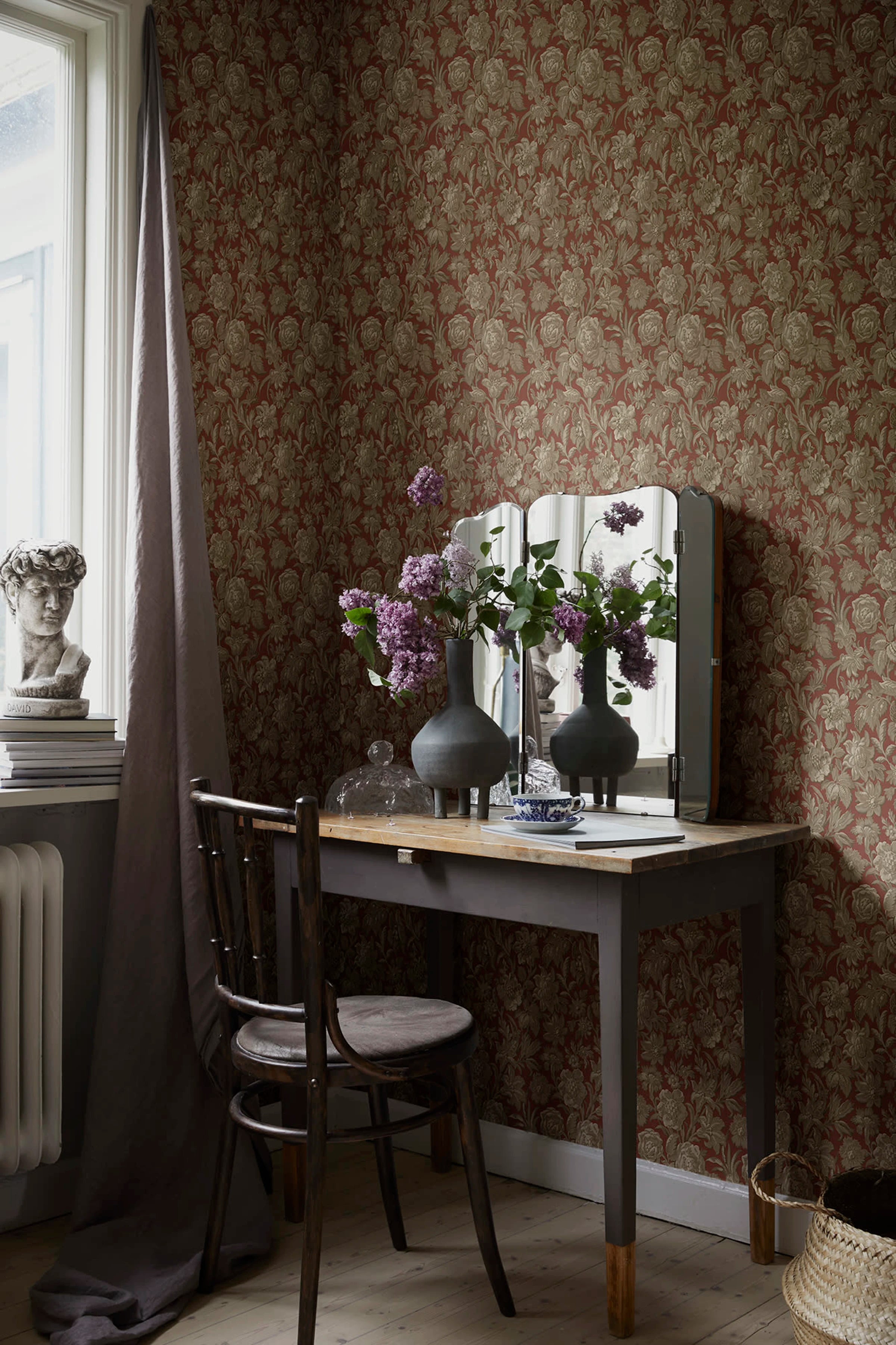 Valentin wallpaper by Sandberg – Red – Ruby Red colourway, styled in a second room setting