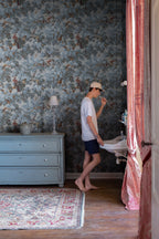 Benjamin wallpaper by Sandberg – botanical design, Blue – Misty Blue – styled in a room setting, view 3