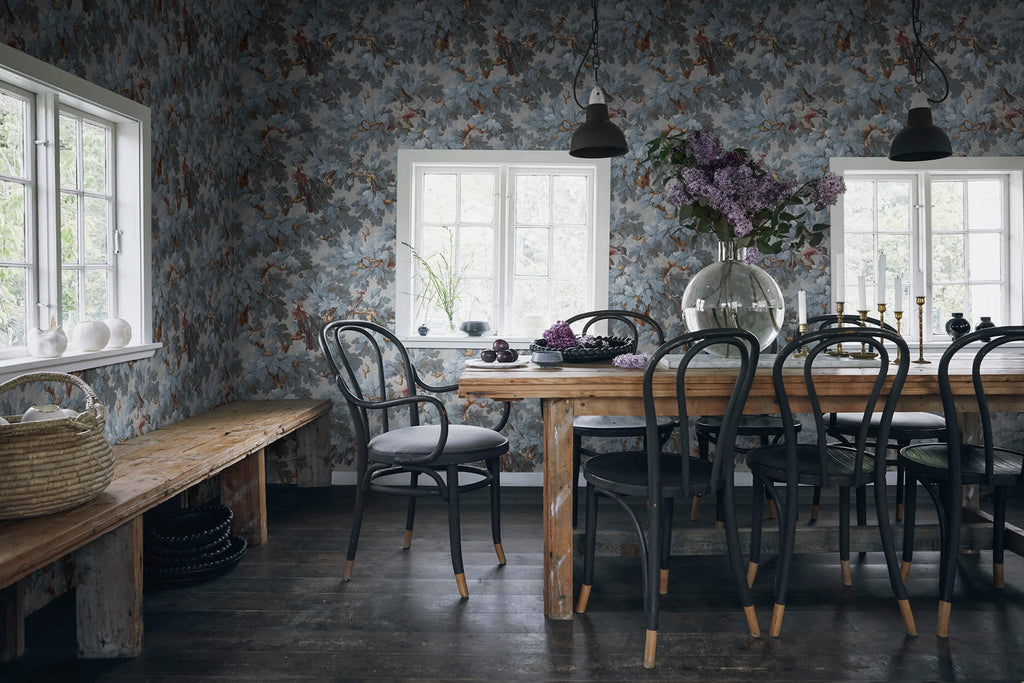 Benjamin wallpaper by Sandberg – botanical design, Blue – Misty Blue – styled in a room setting, view 4