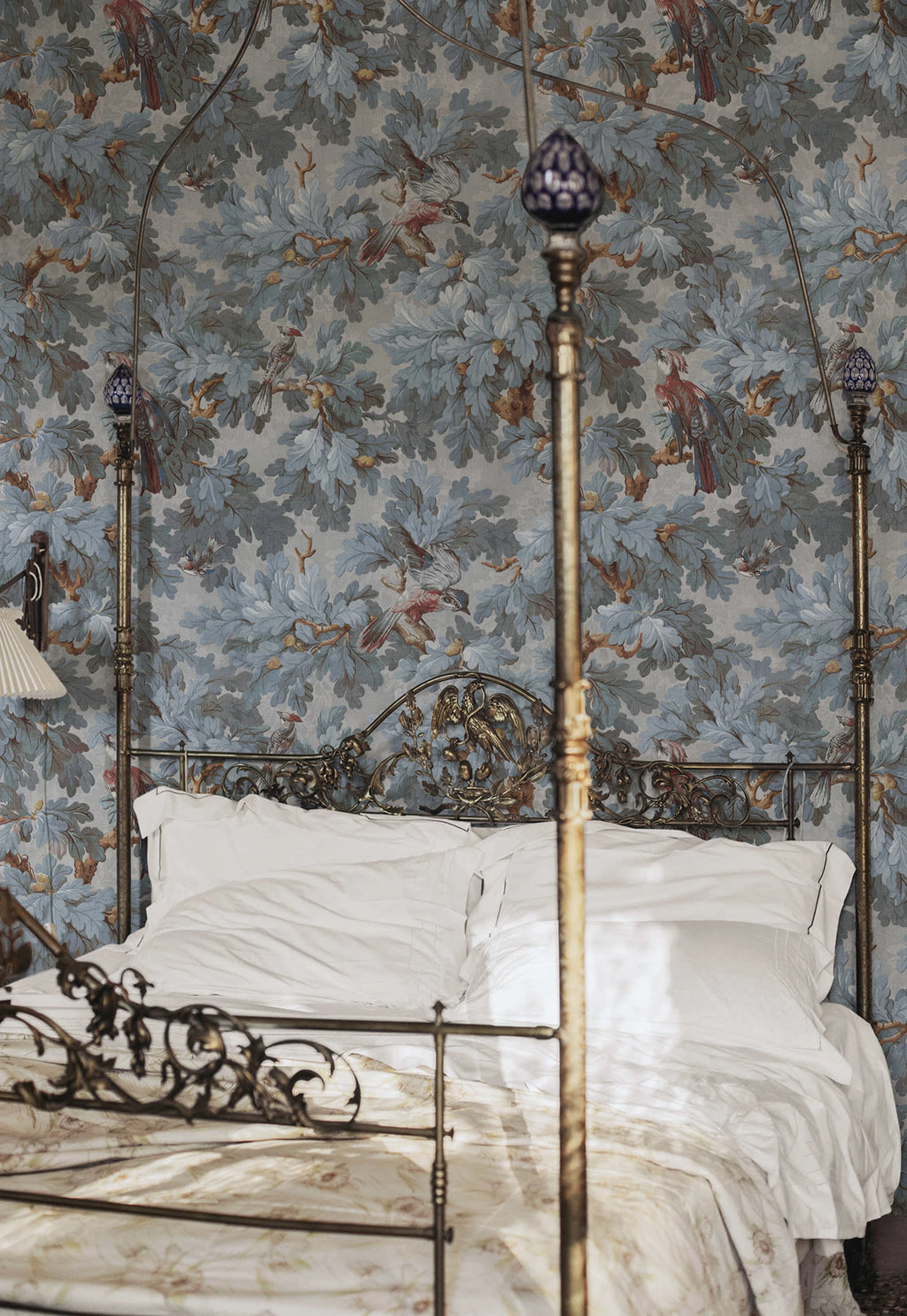 Benjamin wallpaper by Sandberg – botanical design, Blue – Misty Blue – styled in a room setting, view 5