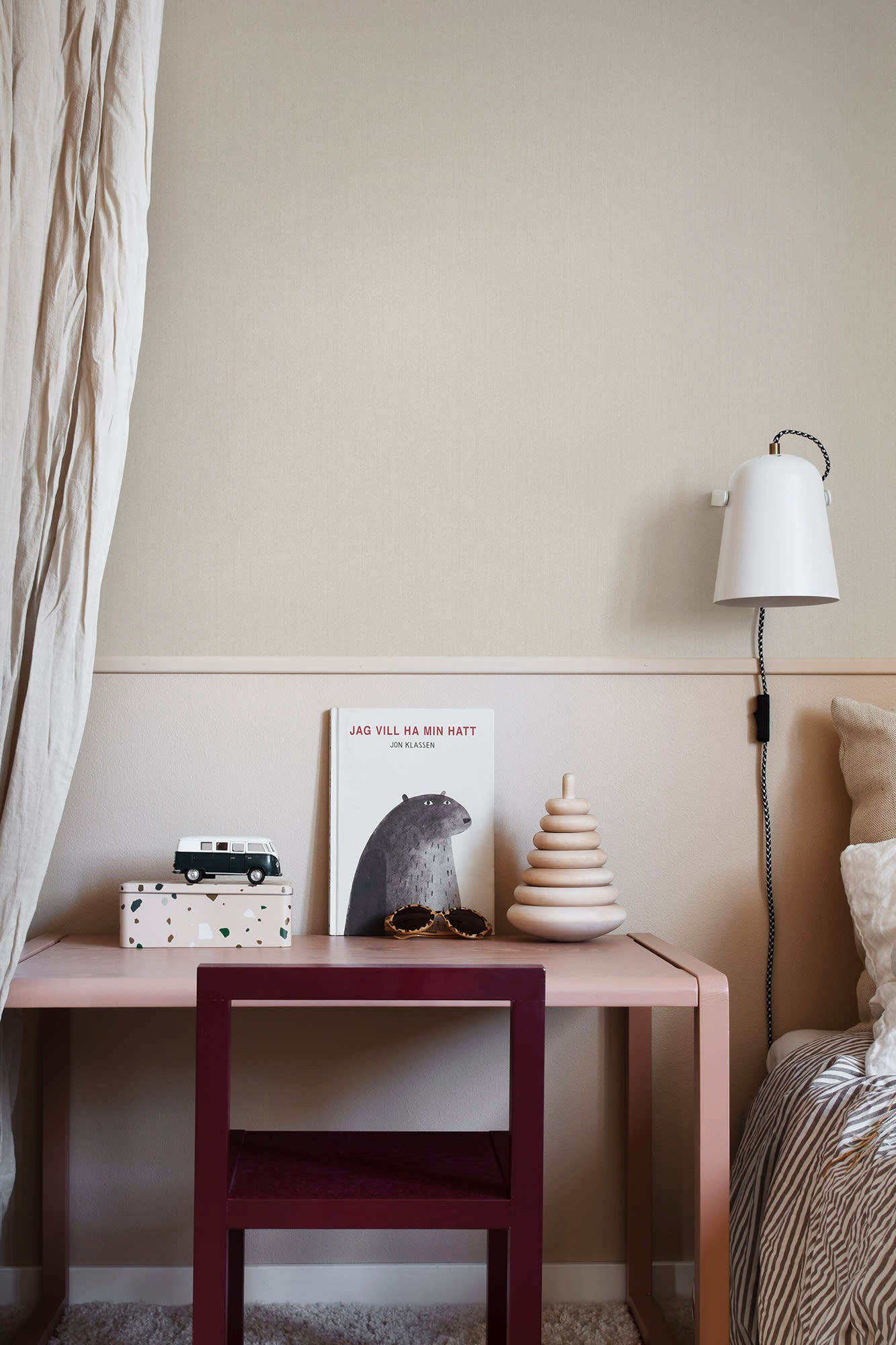 Linne wallpaper by Sandberg in Sandstone, styled on an interior wall