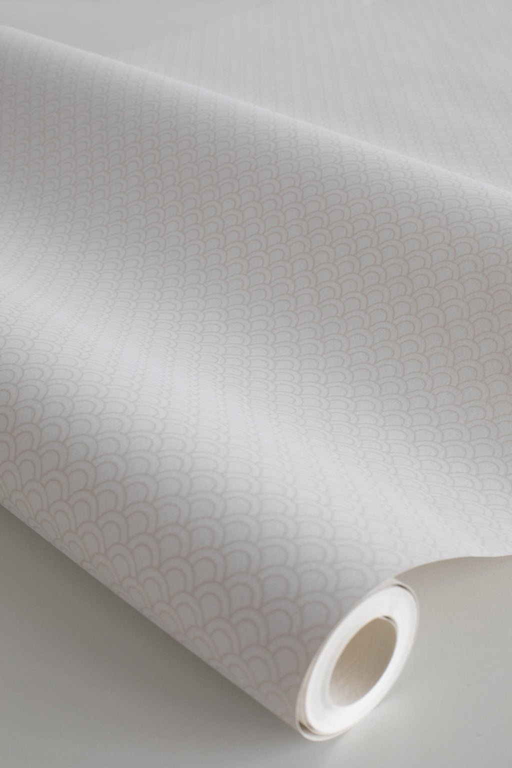 Valv wallpaper by Sandberg in White, close detail of the print
