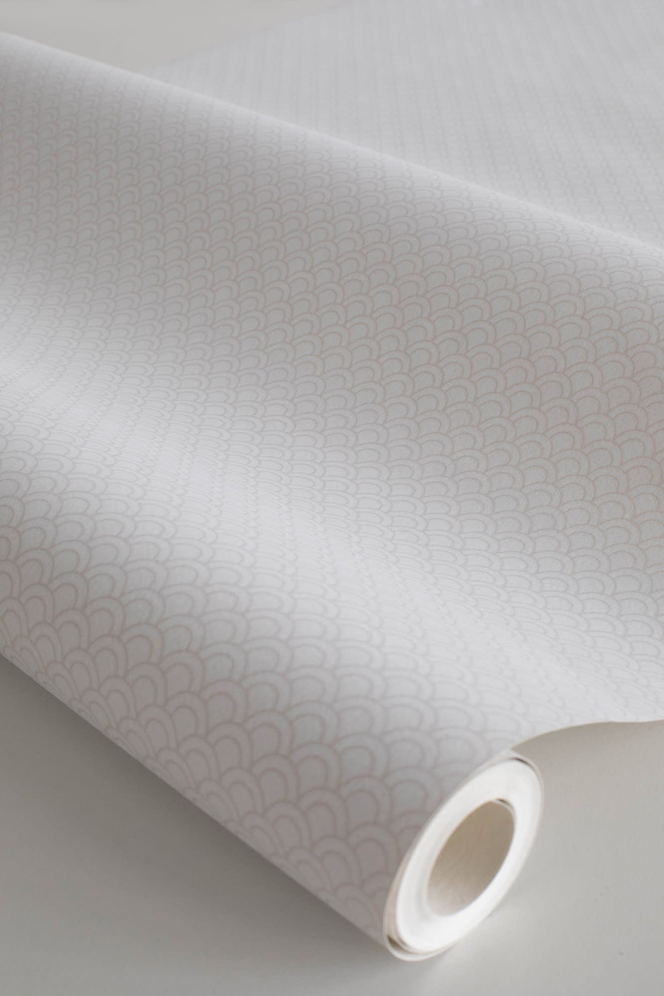 Valv wallpaper by Sandberg in White, close detail of the print