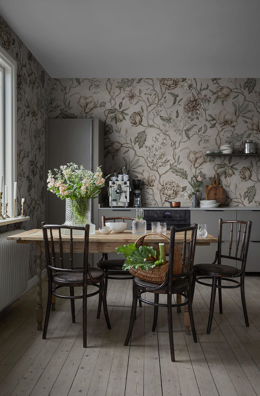 Belinda wallpaper by Sandberg – floral design, Pastel – styled in a room setting, view 13