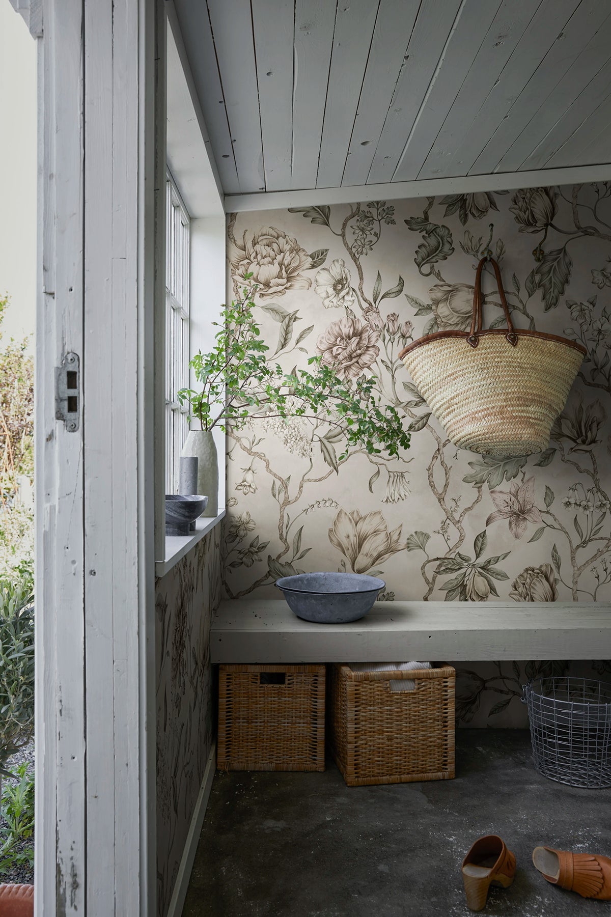 Belinda wallpaper by Sandberg – floral design, Pastel – styled in a room setting, view 14