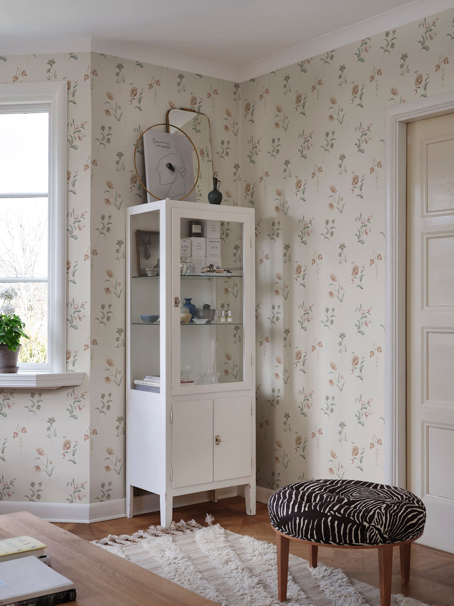 Hanna wallpaper by Sandberg in Sandstone, styled on an interior wall