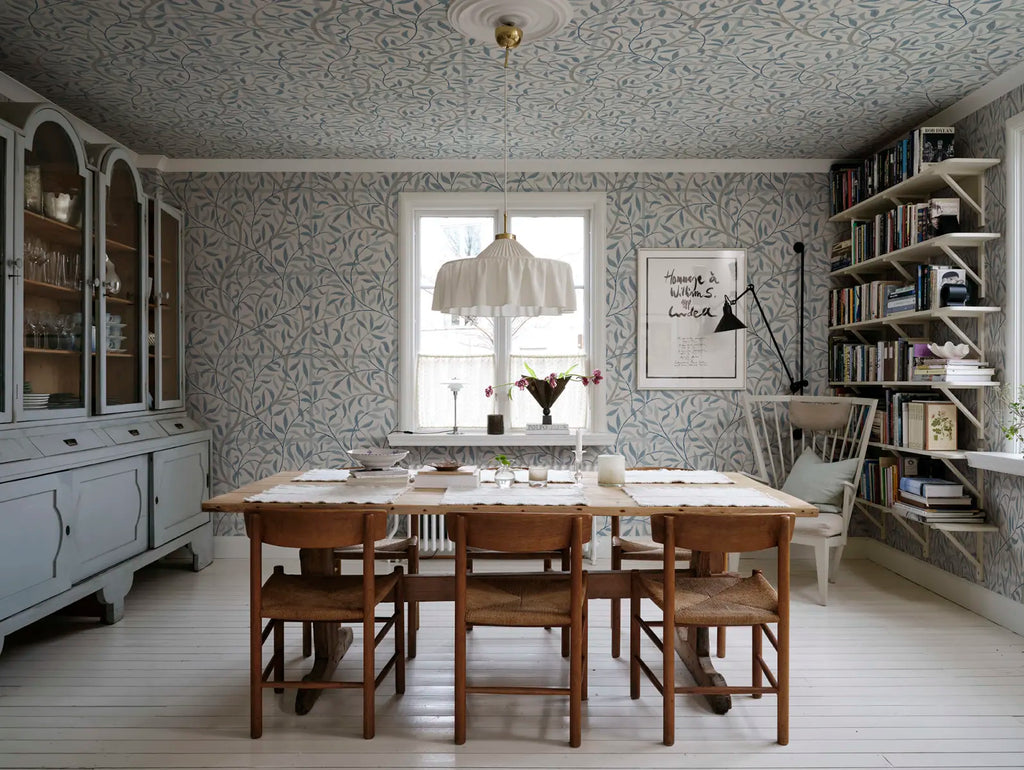 Emmie wall mural by Sandberg in a room setting