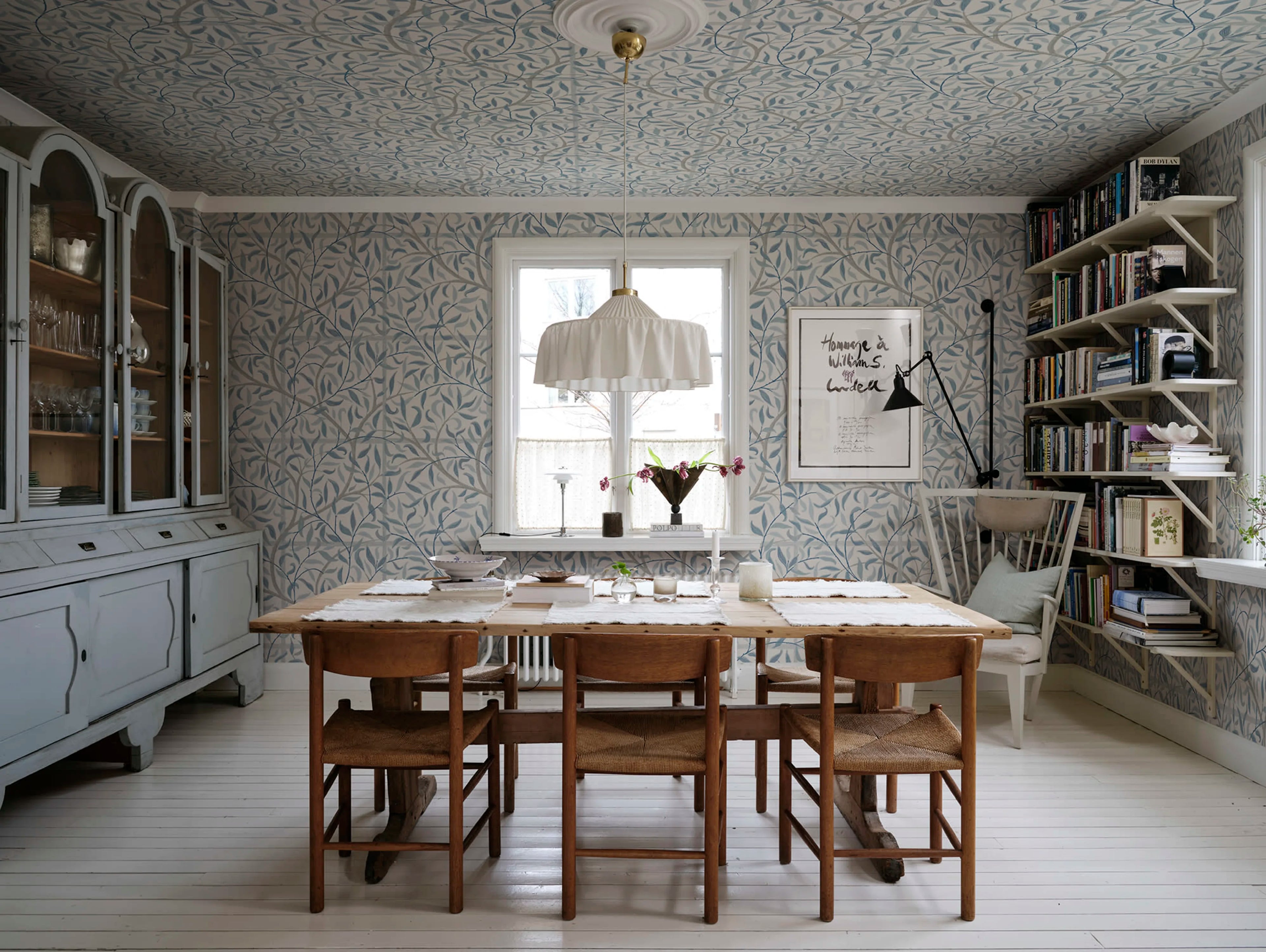 Emmie wall mural by Sandberg in a room setting