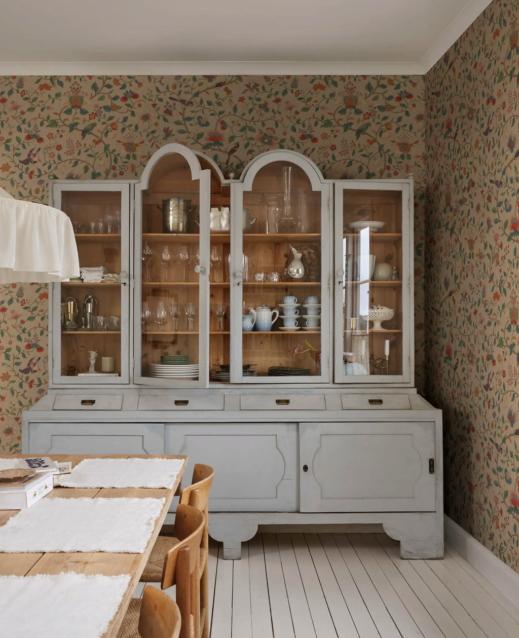 Hedda wall mural by Sandberg in a room setting
