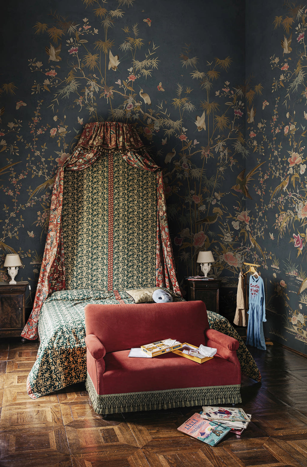 Chinoiserie Garden wallpaper by Sandberg – chinoiserie design, Blue – Dark Blue – styled in a room setting, view 4