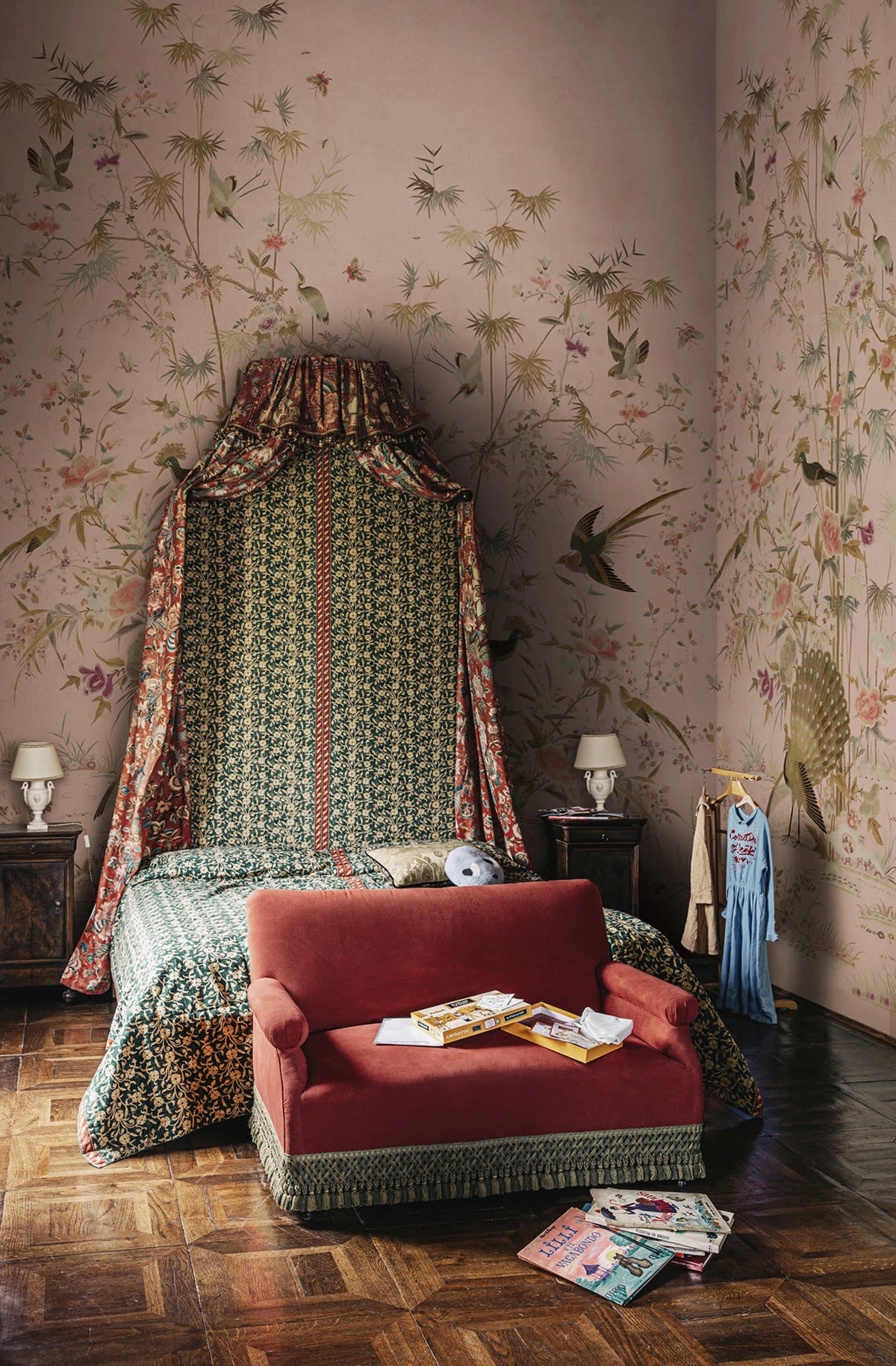 Chinoiserie Garden wallpaper by Sandberg – chinoiserie design, Pink – styled in a room setting, view 11