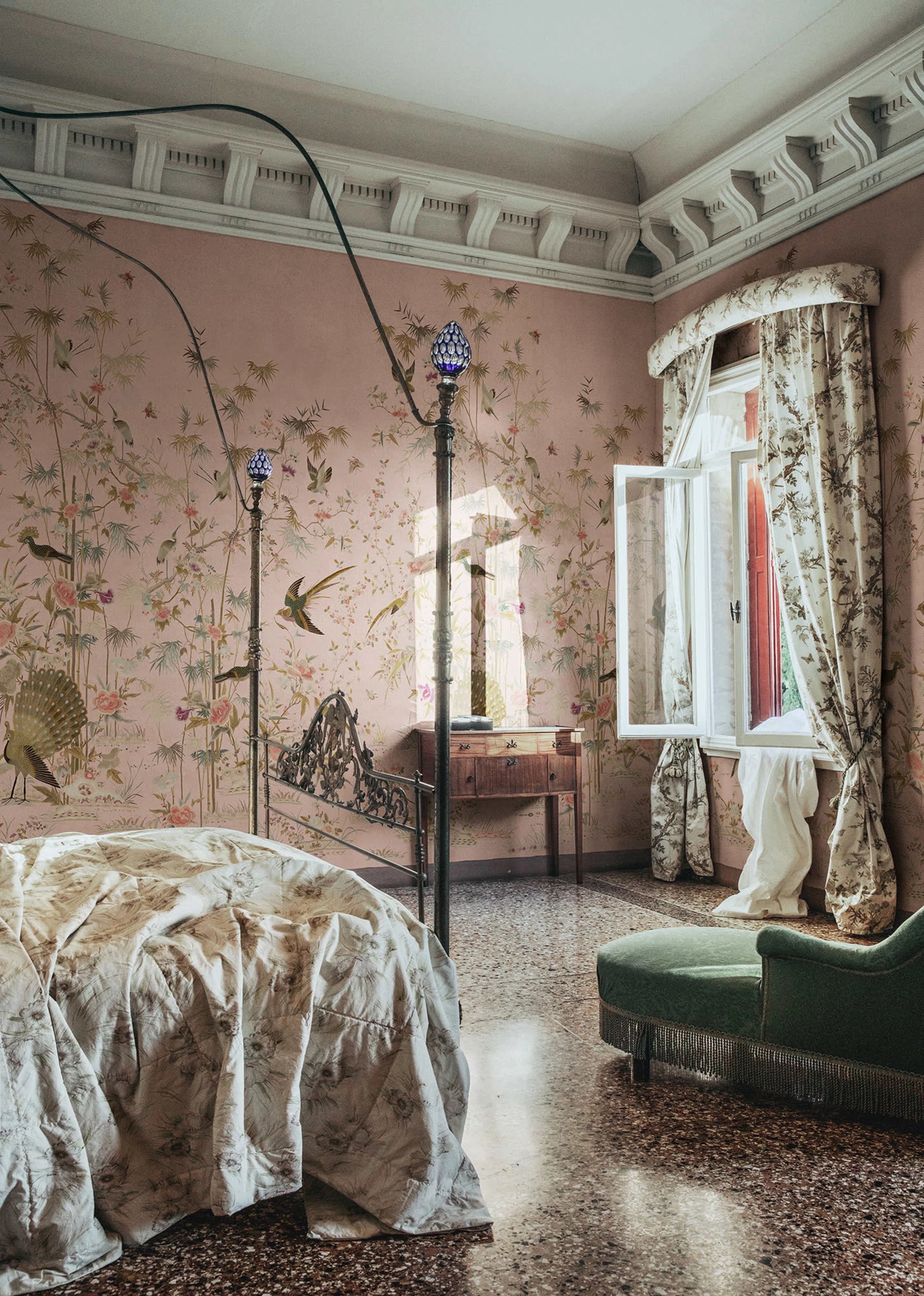 Chinoiserie Garden wallpaper by Sandberg – chinoiserie design, Pink – styled in a room setting, view 12