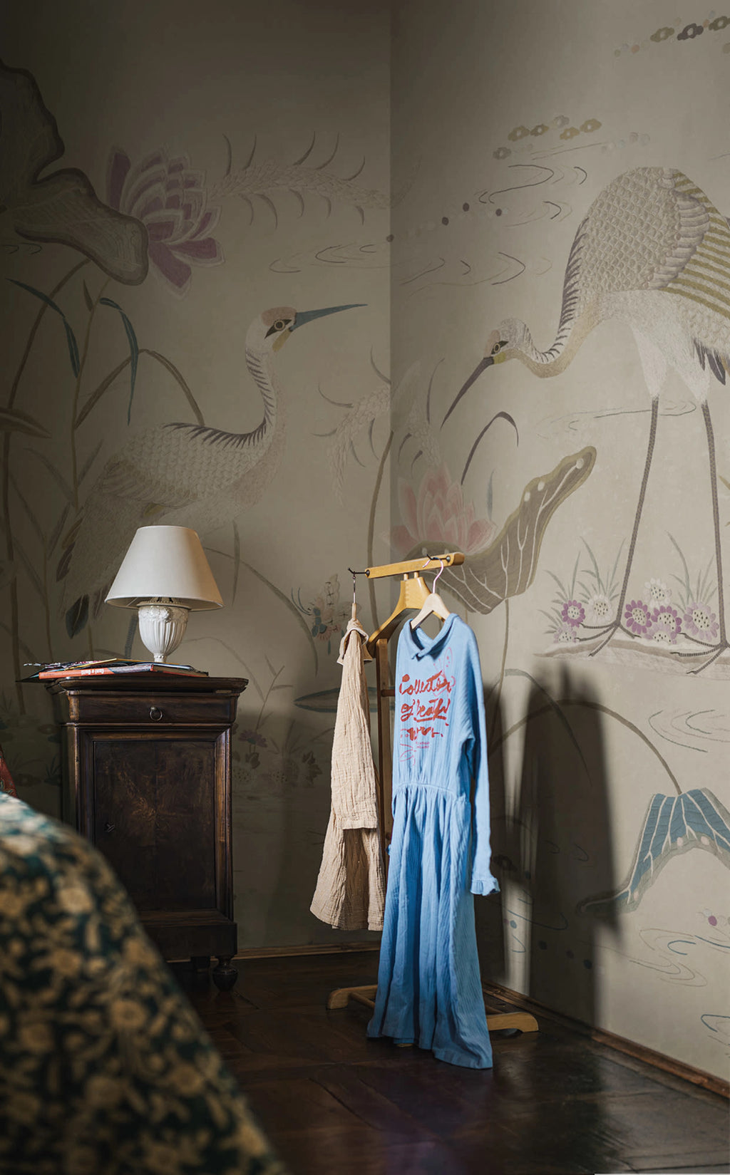 Seabirds wallpaper by Sandberg – chinoiserie design, Beige – Sandstone
