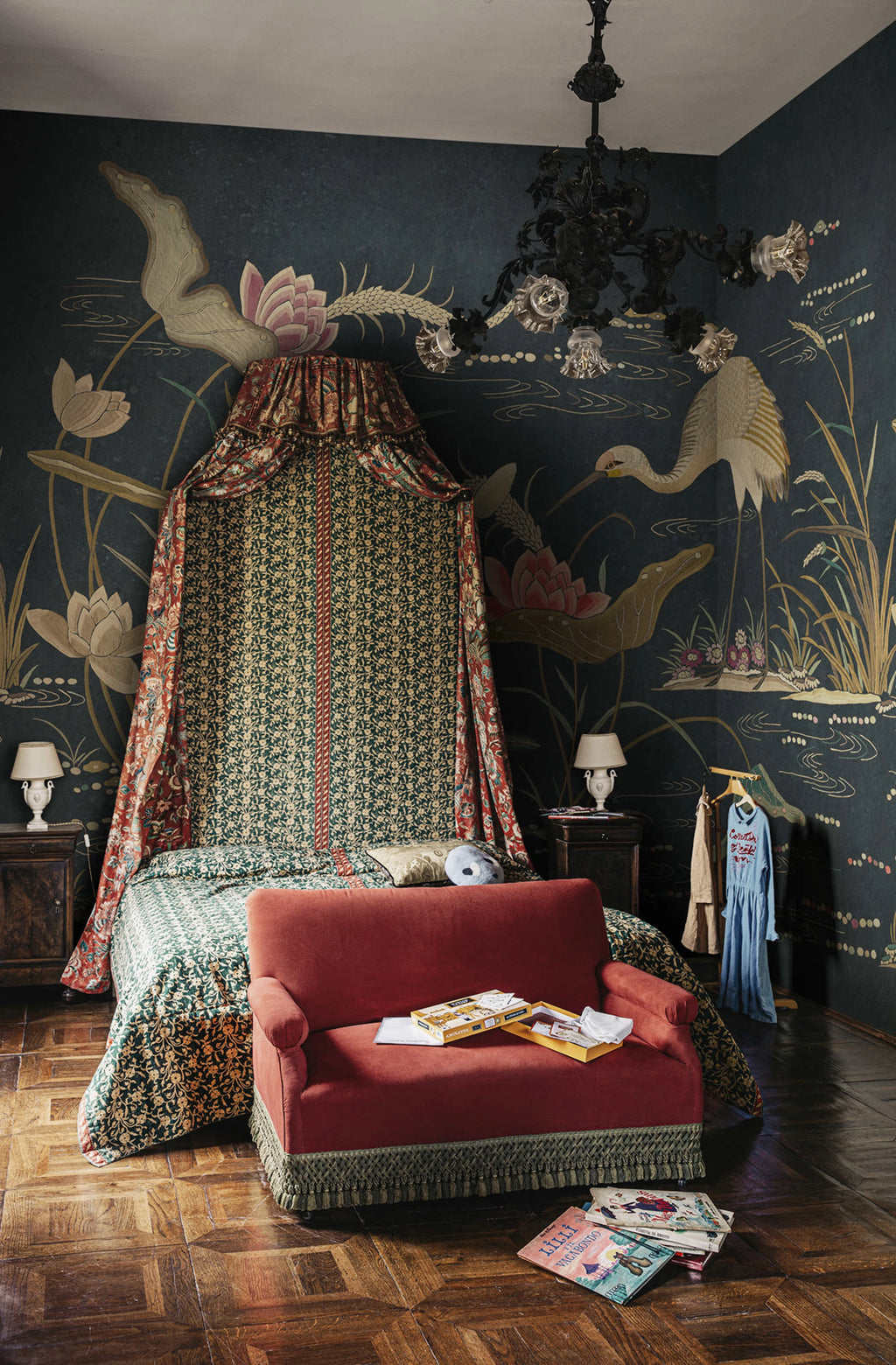 Seabirds wallpaper by Sandberg – chinoiserie design, Blue – Dark Blue