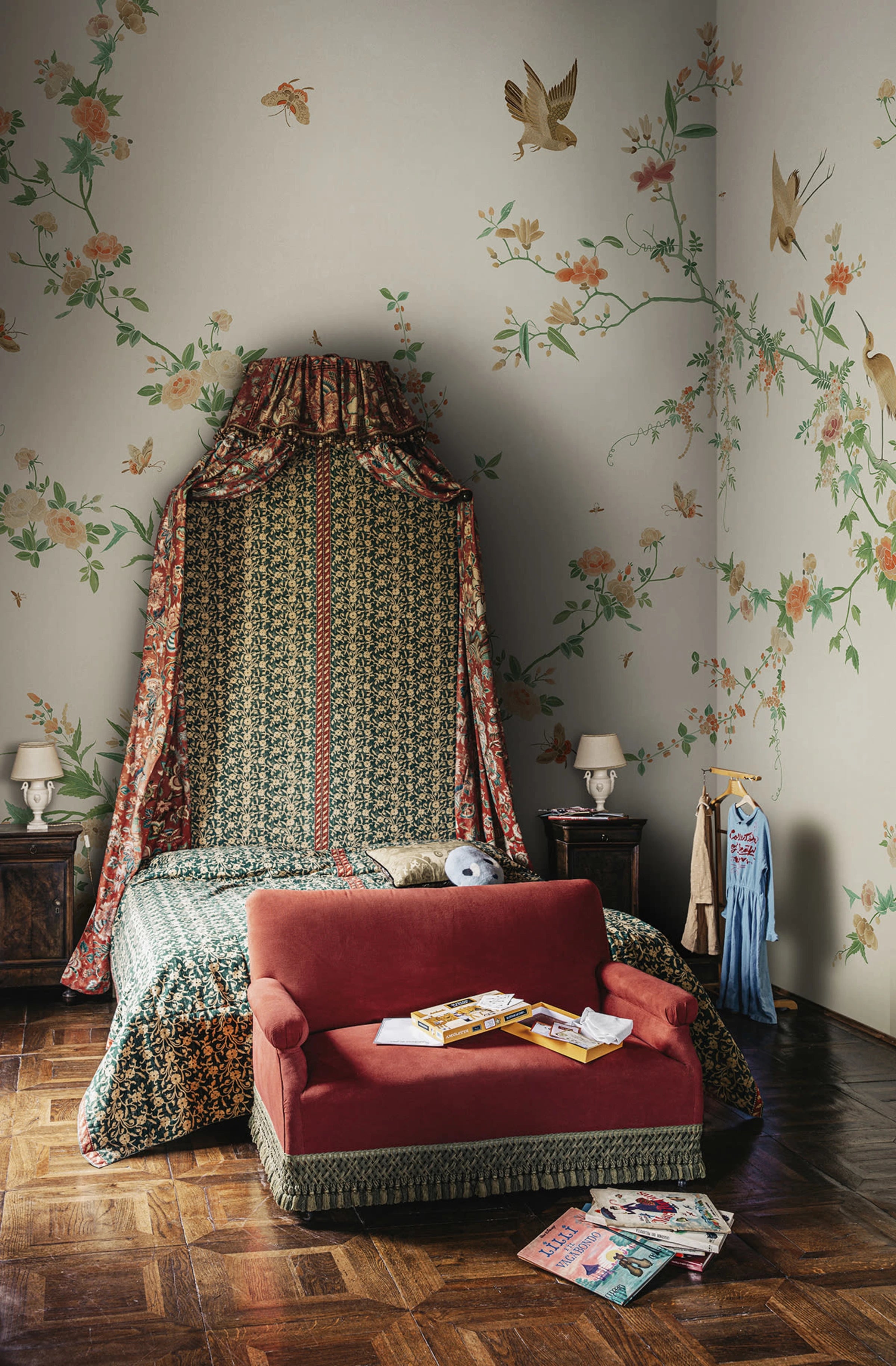 Bloom wallpaper by Sandberg – chinoiserie design, Green – Spring Green – styled in a room setting, view 11